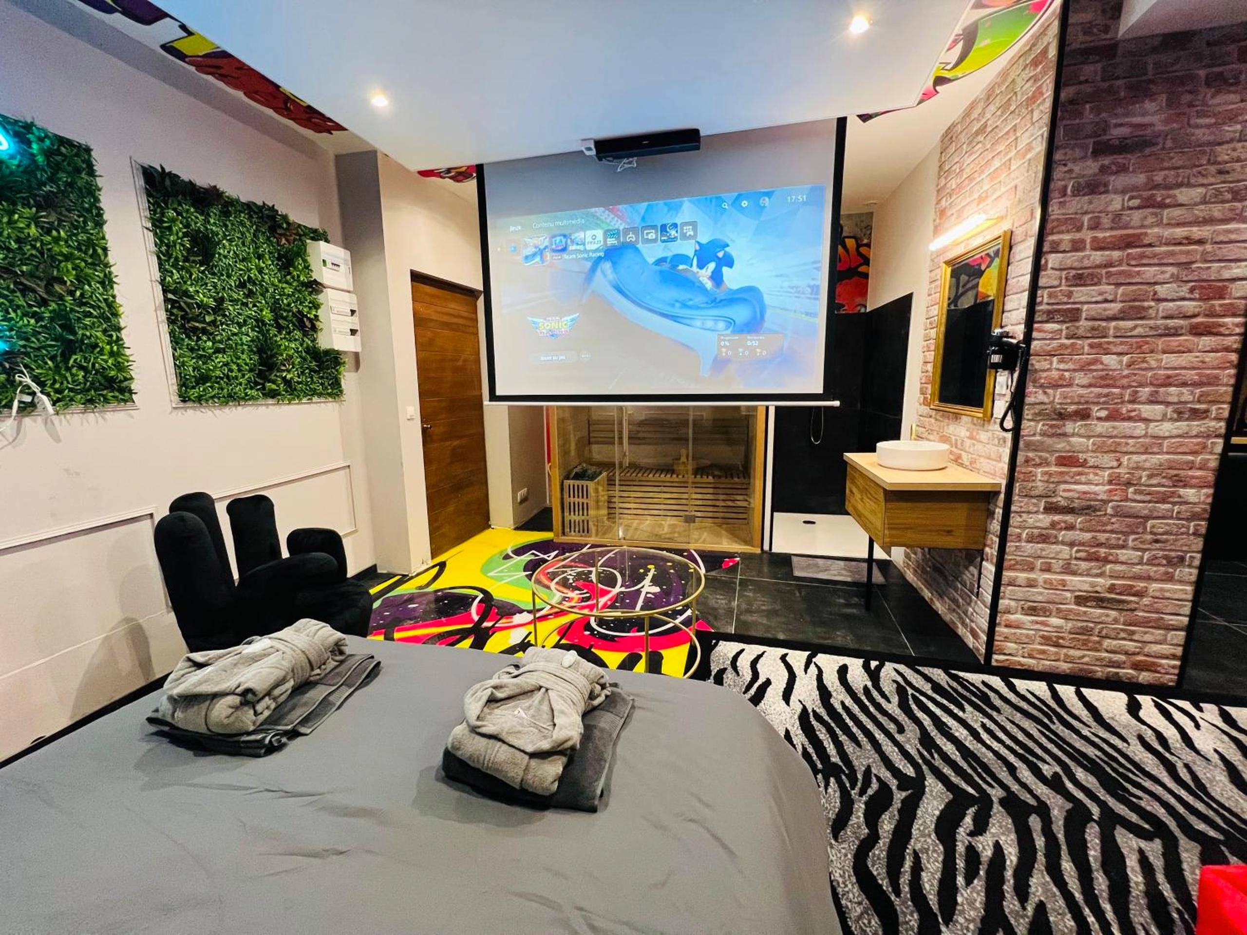Photo du logement - Capsule Street Art - Sauna - Jacuzzi - Playstation 5 - Billard - Netflix - Home cinéma - Terrasse - Douai