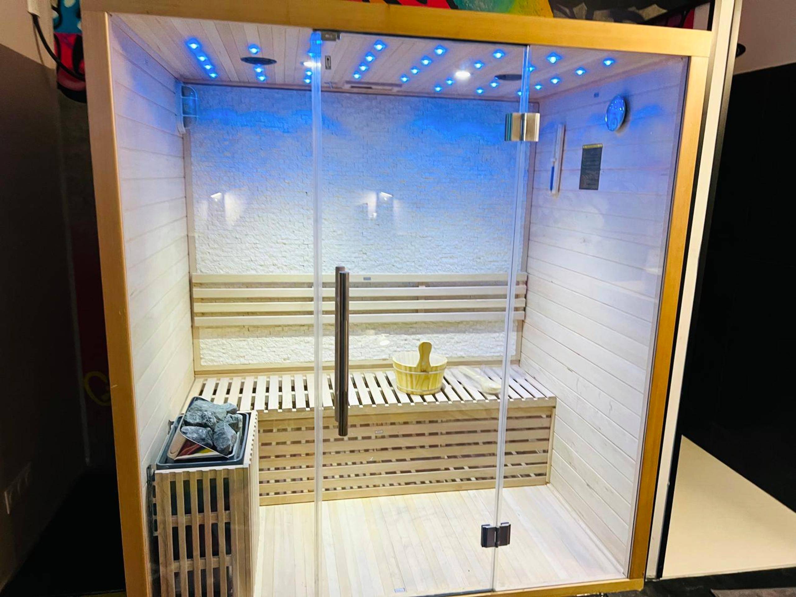 Photo du logement - Capsule Street Art - Sauna - Jacuzzi - Playstation 5 - Billard - Netflix - Home cinéma - Terrasse