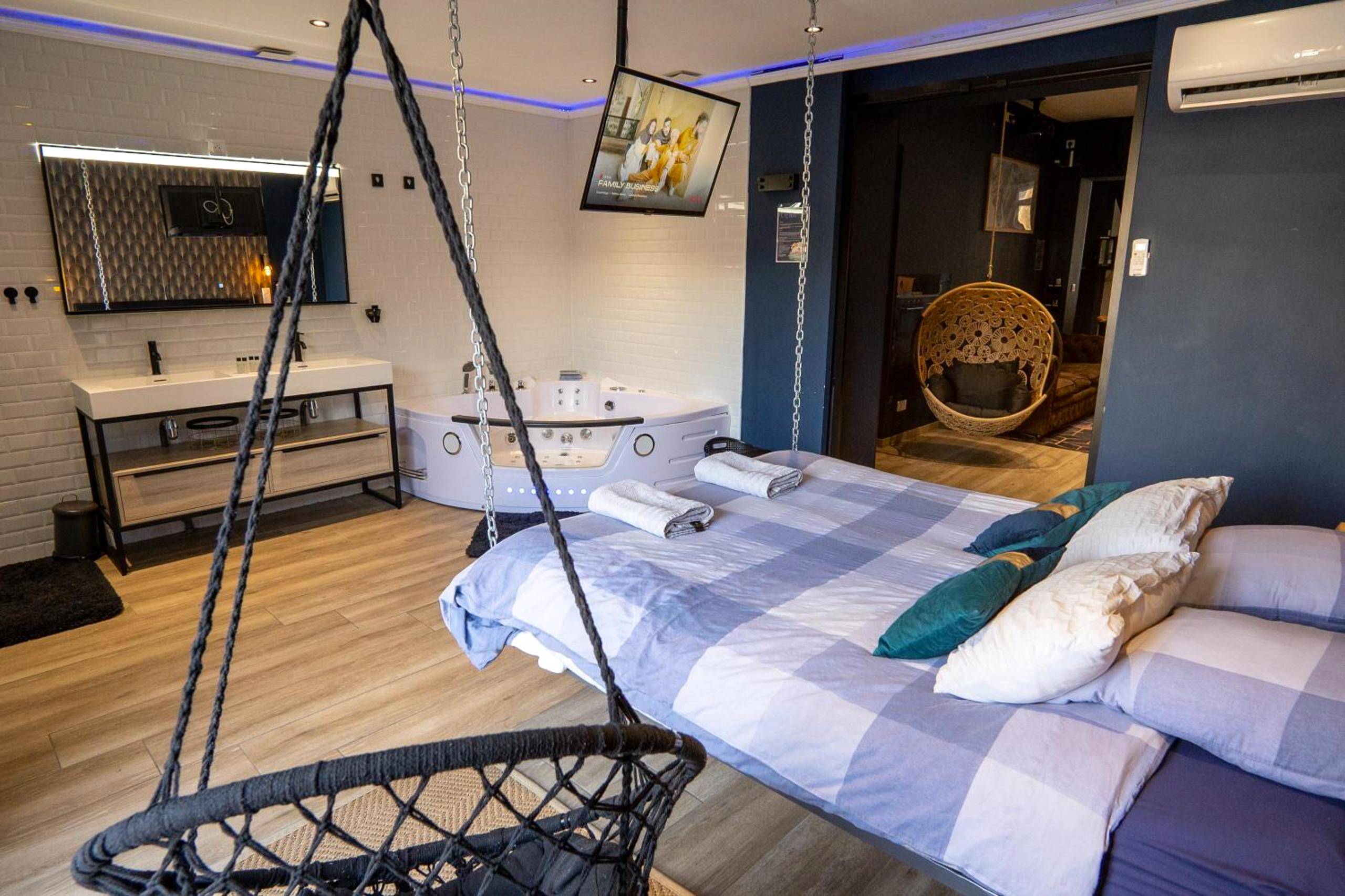 Baignoire balnéo et lit suspendu - Capsule Temps suspendu - balnéo, home cinema & billard