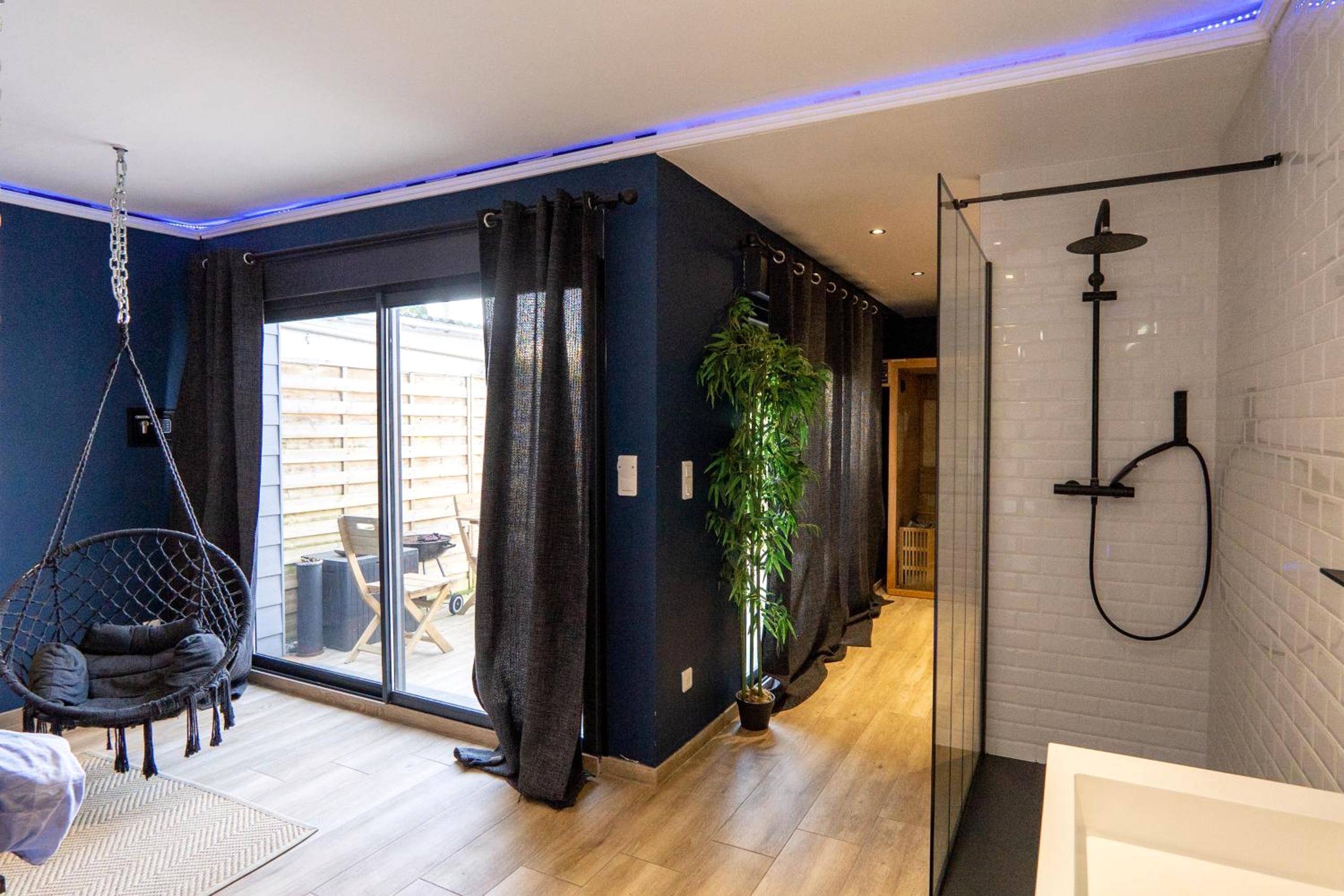 Espace douche à l'italienne et fauteuil suspendu - Capsule Temps suspendu - balnéo, home cinema & billard