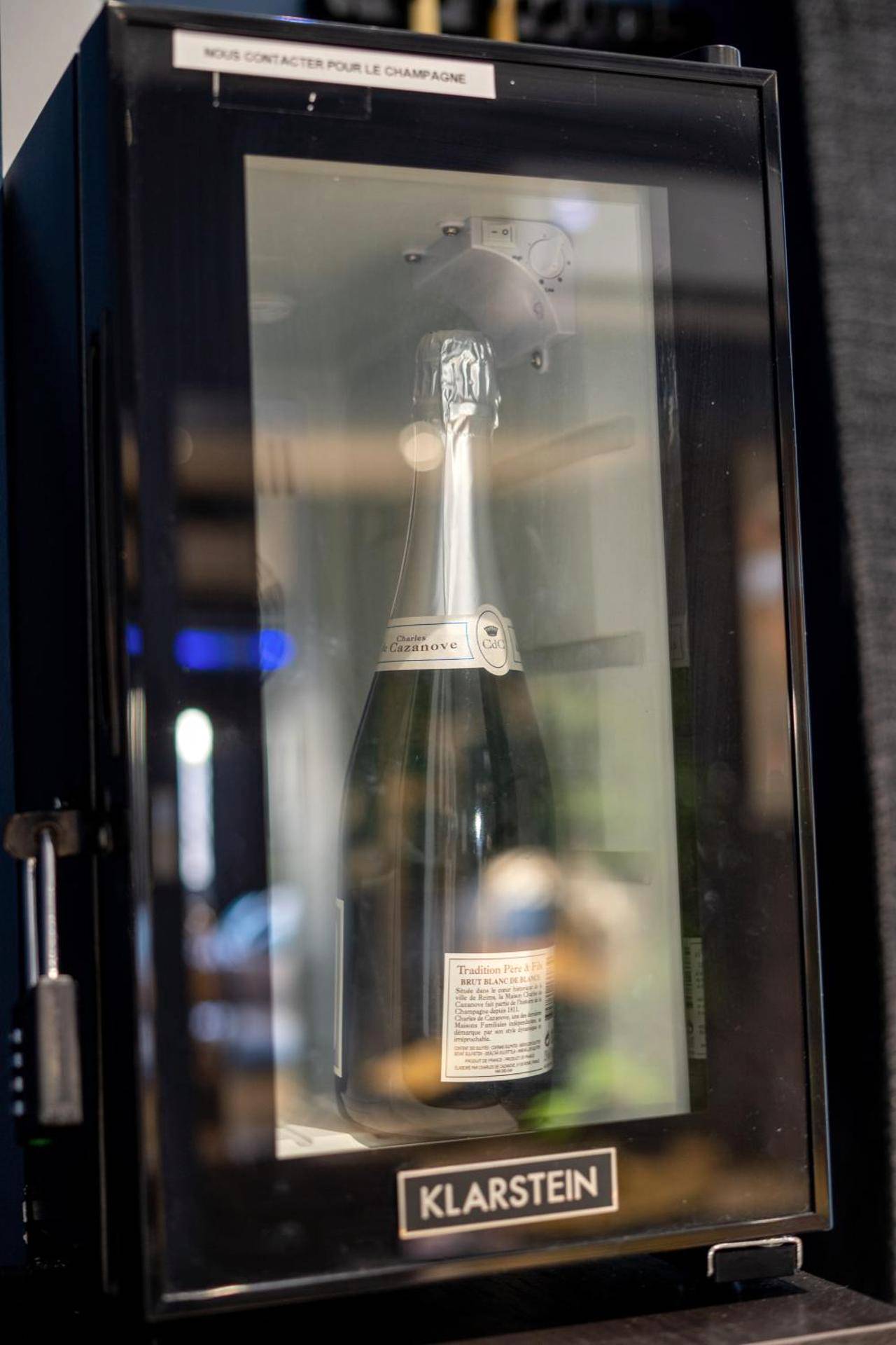 Bouteille de champagne dans sa cave réfrigérée - Capsule Temps suspendu - balnéo, home cinema & billard