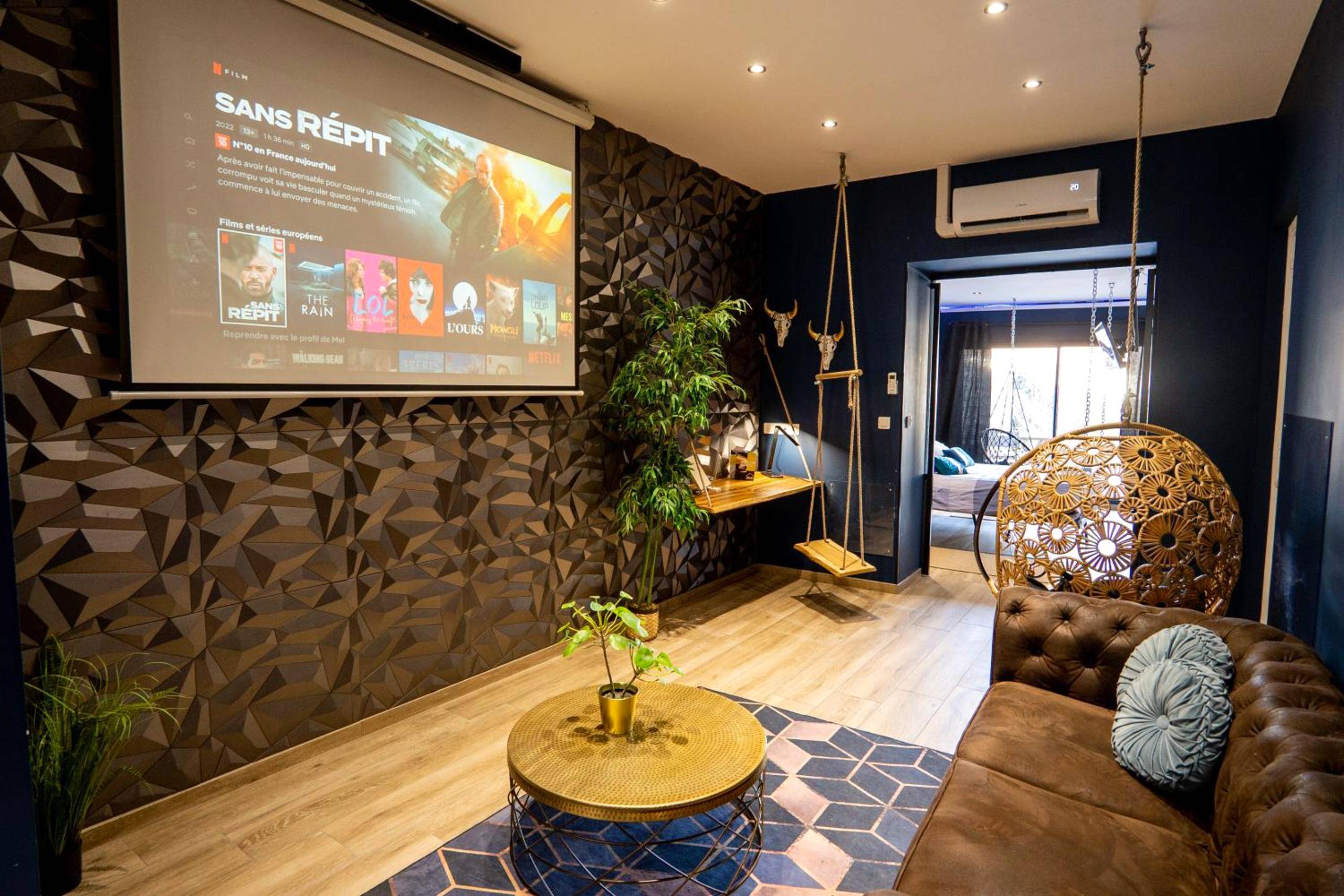 Espace salon avec home cinéma et canapé - Capsule Temps suspendu - balnéo, home cinema & billard