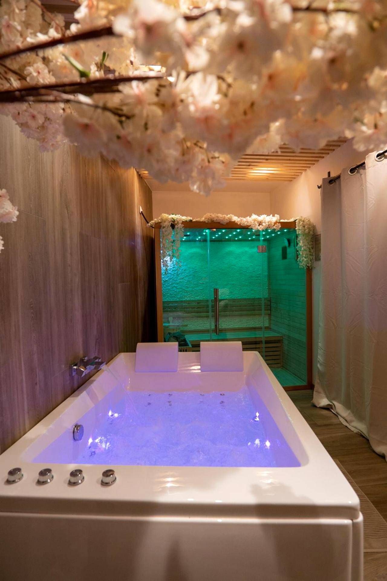 Photo du logement - Capsule Thailande I Sauna I Balnéo I Console I jeux en bois I Cinéma I cour intérieure