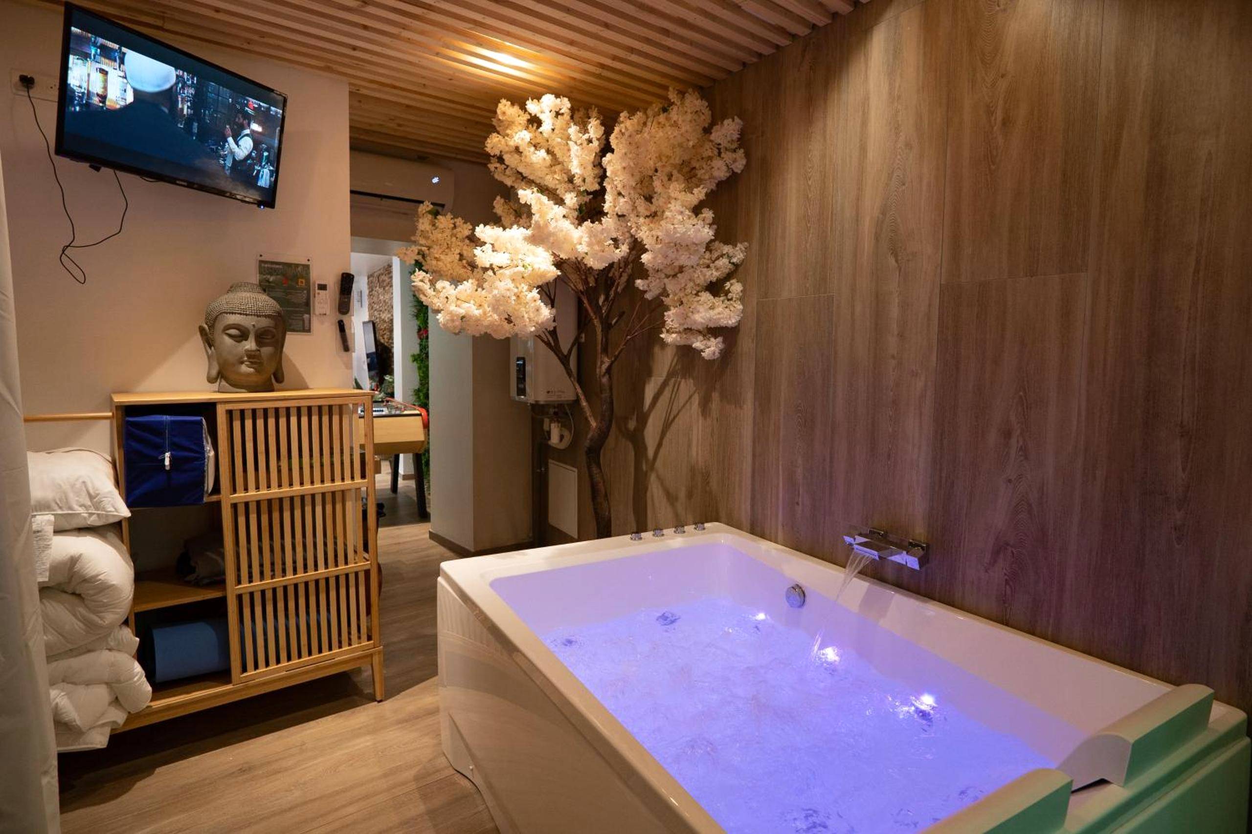 Photo - Capsule Thailande I Sauna I Balnéo I Console I jeux en bois I Cinéma I cour intérieure - Trith - Saint - Léger