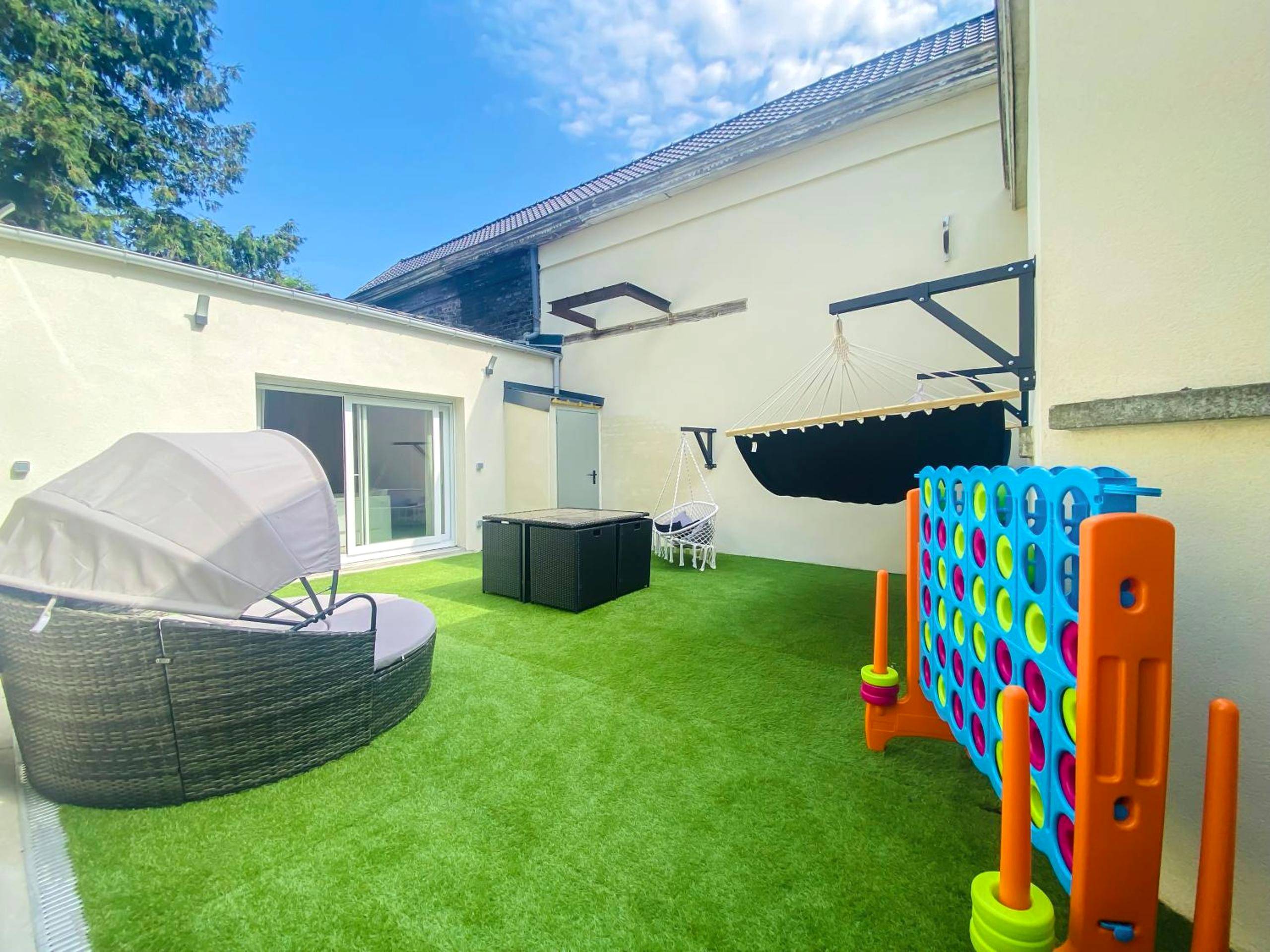 Terrasse avec gazon synthétique et hamac - Capsule Thailande I Sauna I Balnéo I Console I jeux en bois I Cinéma I cour...