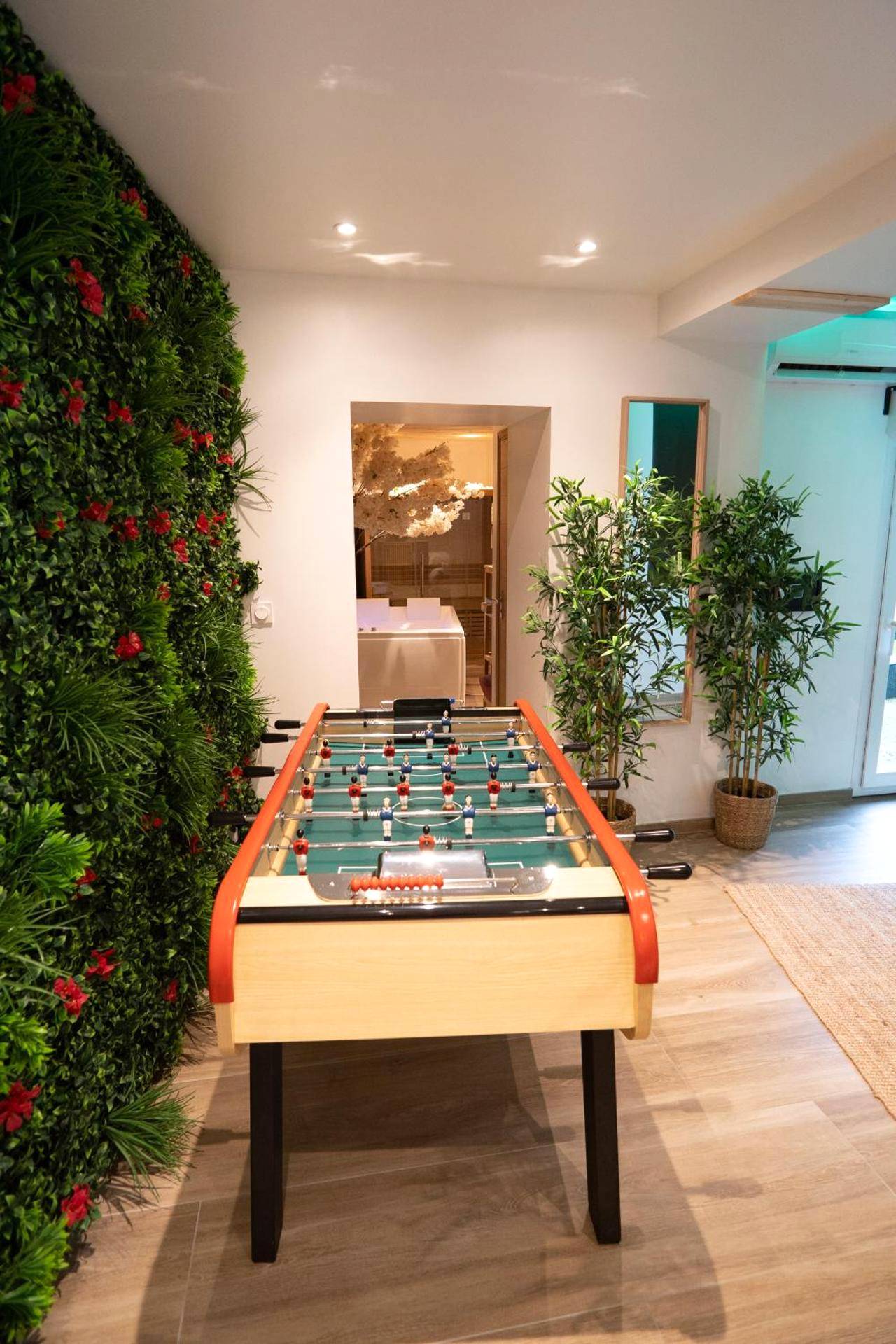 Photo - Capsule Thailande I Sauna I Balnéo I Console I jeux en bois I Cinéma I cour intérieure - Trith - Saint - Léger