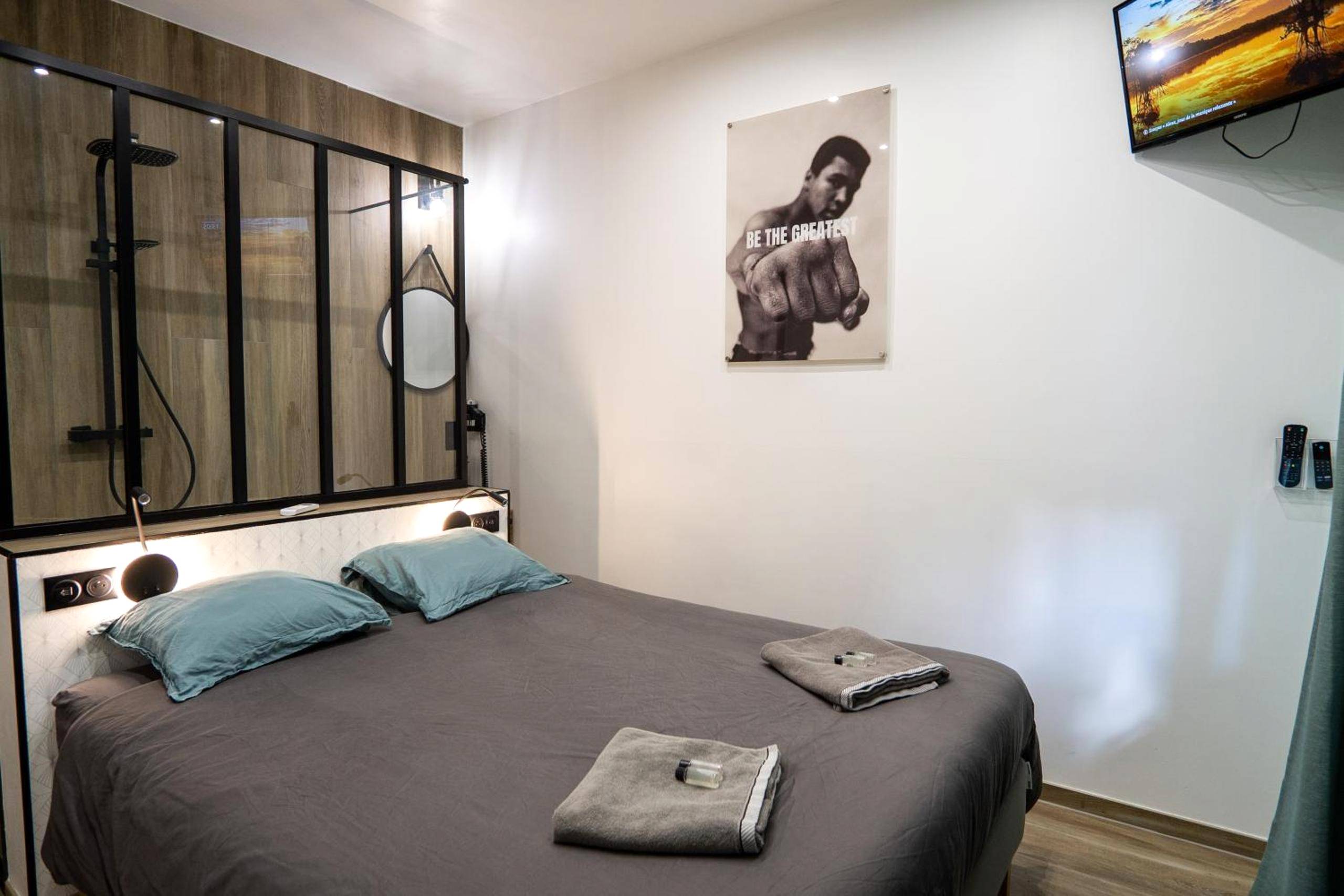 Chambre avec lit double et douche vitrée - Capsule Wellness - sauna - balneo - machine de sport privatif - PS5 - 2 chambres