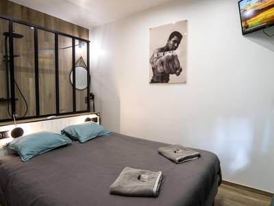 Chambre avec lit double et douche vitrée - Capsule Wellness - sauna - balneo - machine de sport privatif - PS5 - 2 chambres