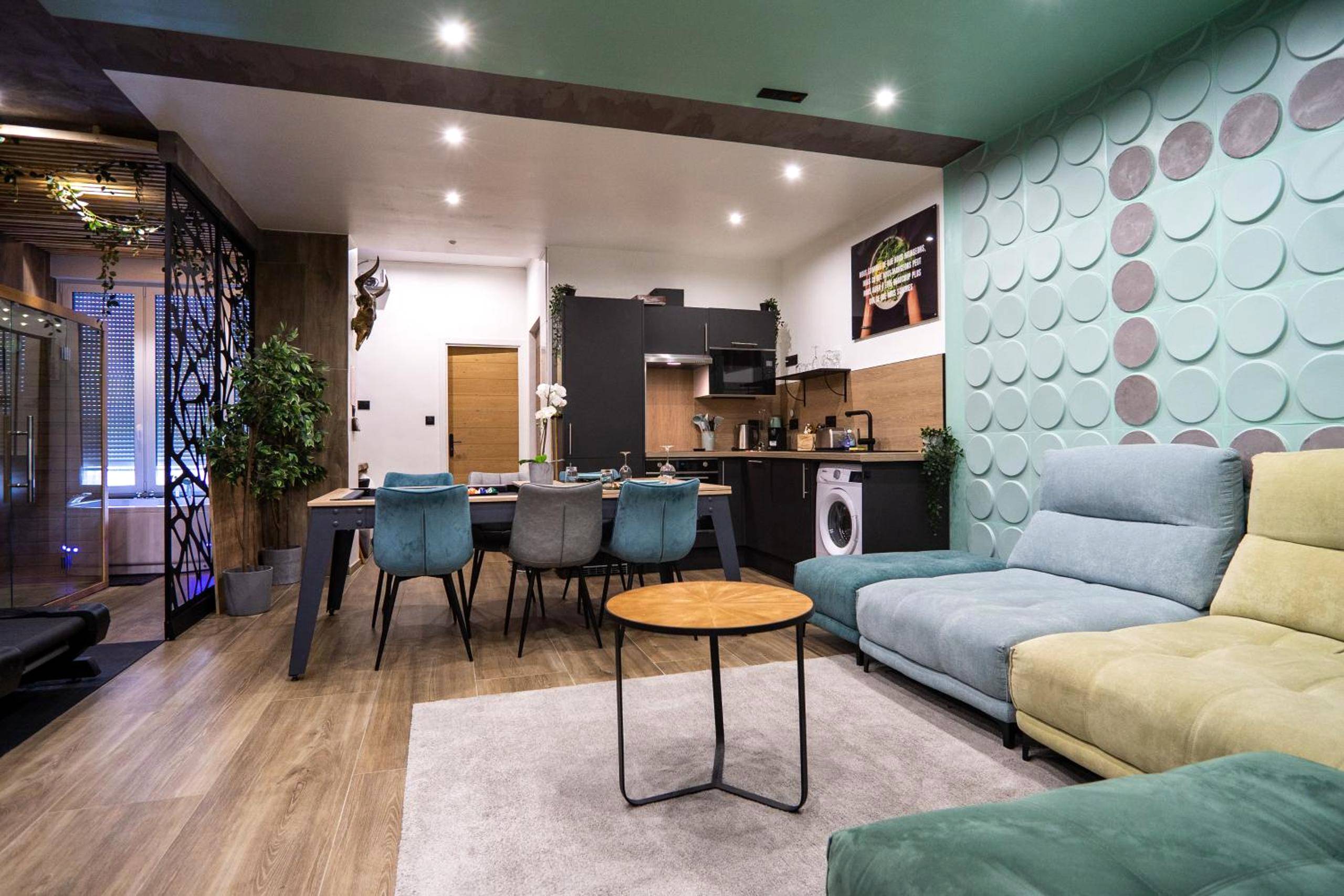 Salon moderne avec canapé d'angle coloré - Capsule Wellness - sauna - balneo - machine de sport privatif - PS5 - 2 chambres