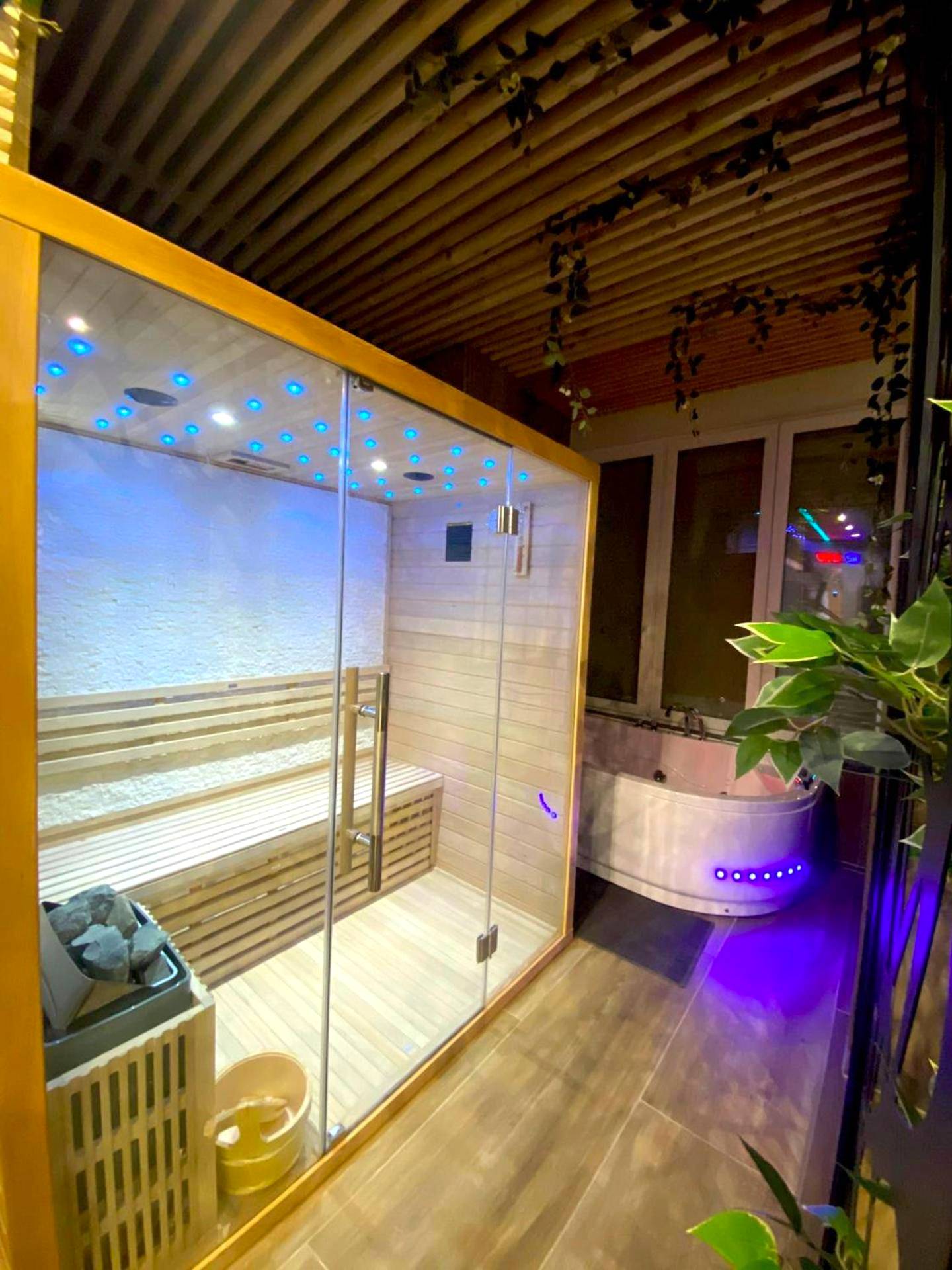 Sauna traditionnel et jacuzzi avec LED bleues - Capsule Wellness - sauna - balneo - machine de sport privatif - PS5 - 2...
