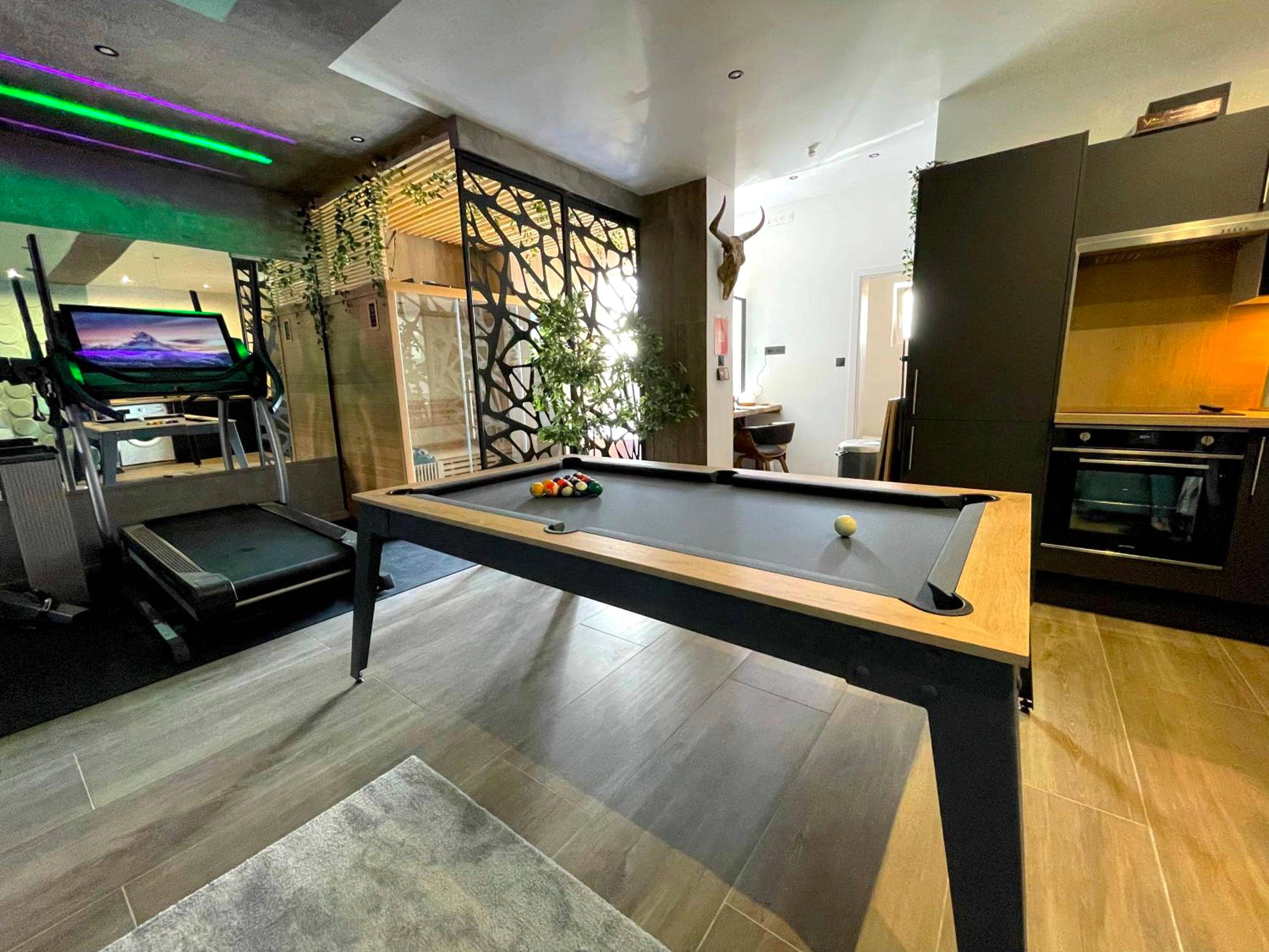 Table de billard et tapis de course - Capsule Wellness - sauna - balneo - machine de sport privatif - PS5 - 2 chambres