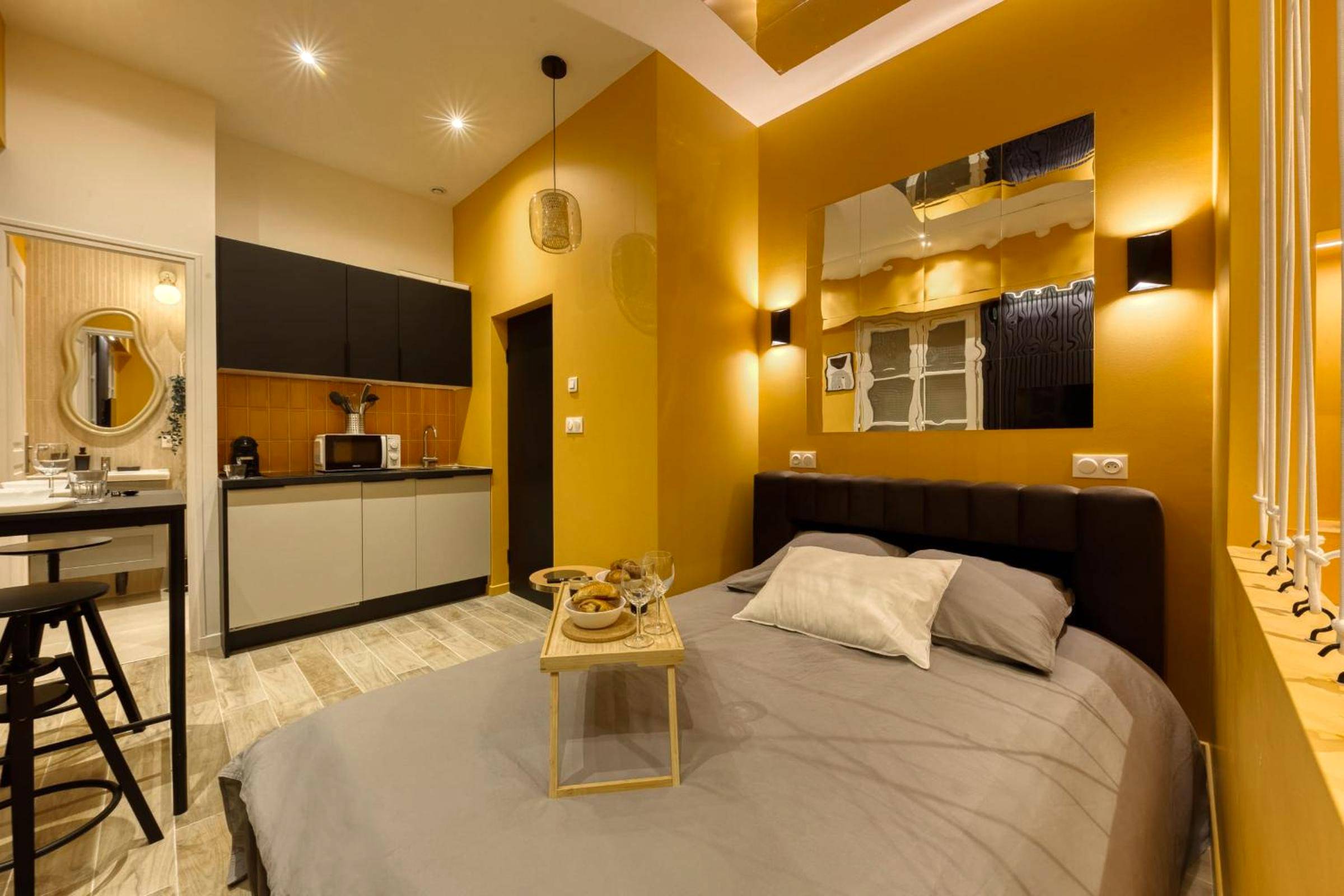 Lit double avec plateau petit - déjeuner - Love Room Melun - Deluxe SPA suite caramel sweetness