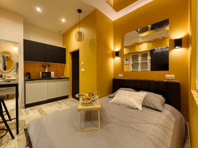 Lit double avec plateau petit - déjeuner - Love Room Melun - Deluxe SPA suite caramel sweetness