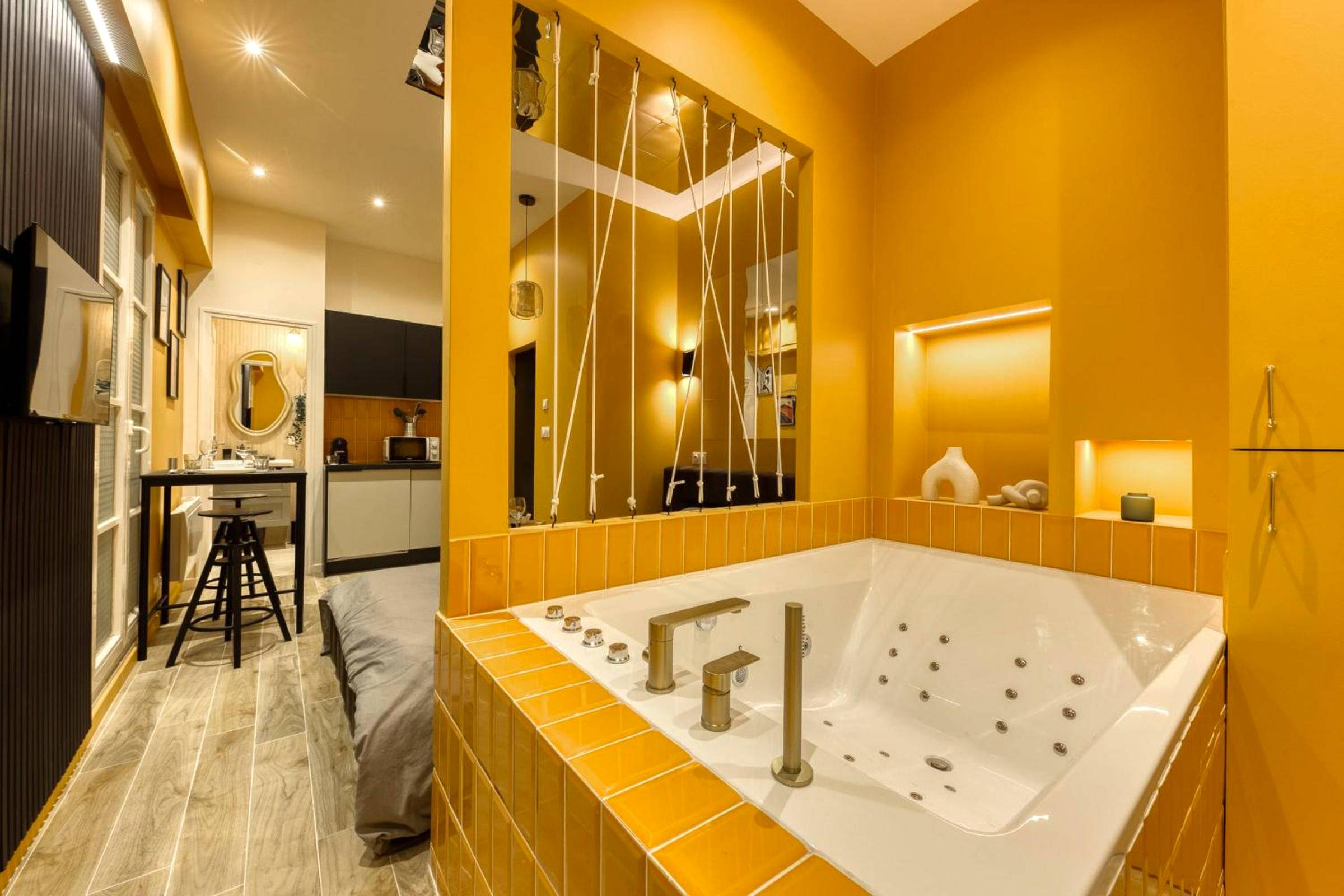 Baignoire balnéo privative et cordes décoratives - Deluxe SPA suite caramel sweetness