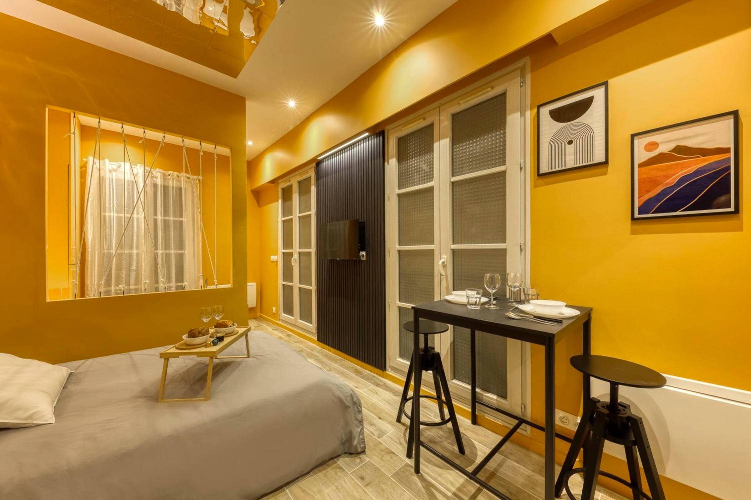 Espace repas avec table haute et tabourets - Deluxe SPA suite caramel sweetness