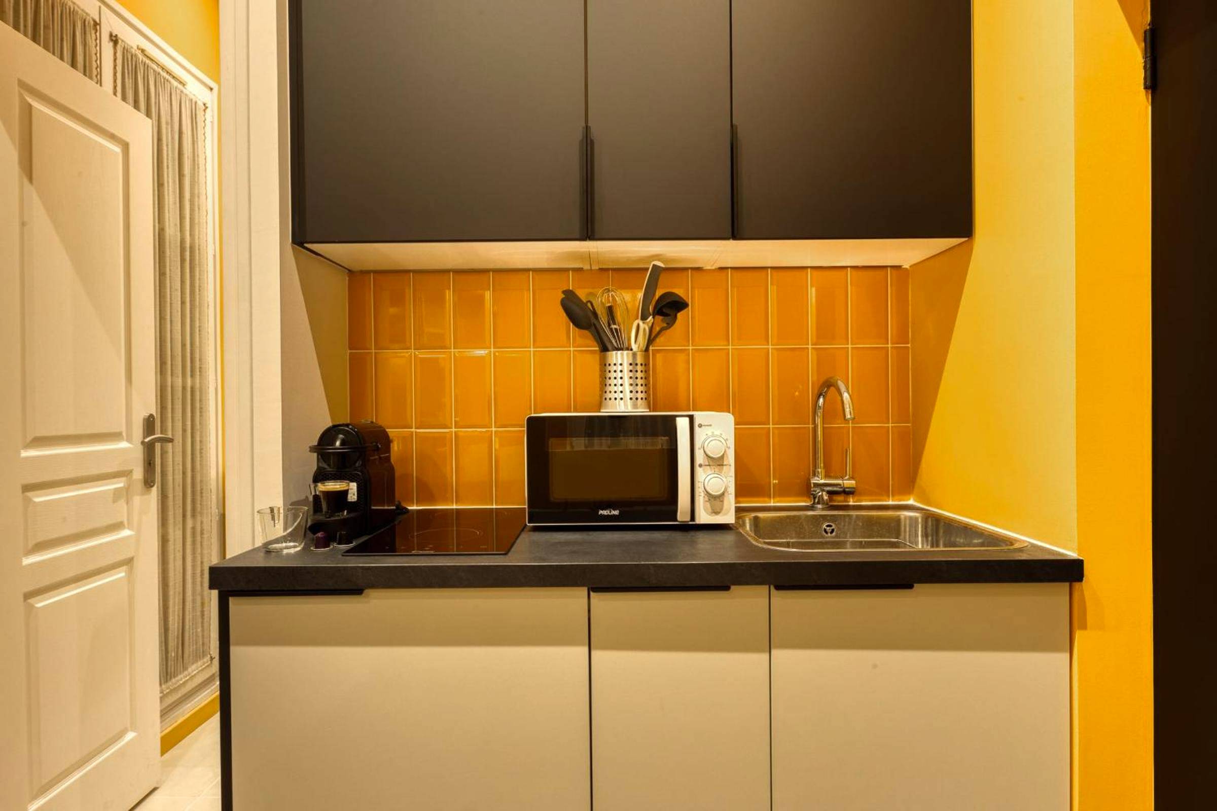 Kitchenette équipée avec micro - ondes et café - Deluxe SPA suite caramel sweetness