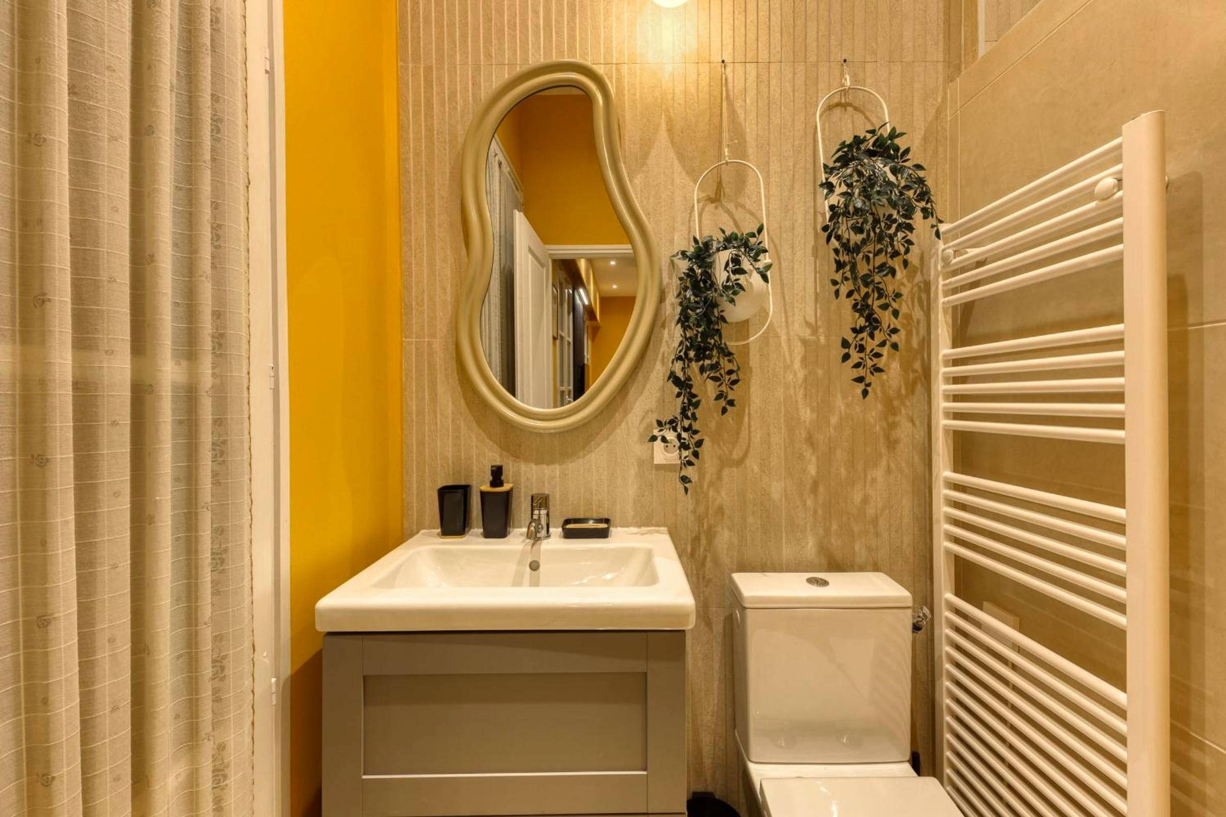 Salle d'eau avec miroir organique et plantes - Deluxe SPA suite caramel sweetness