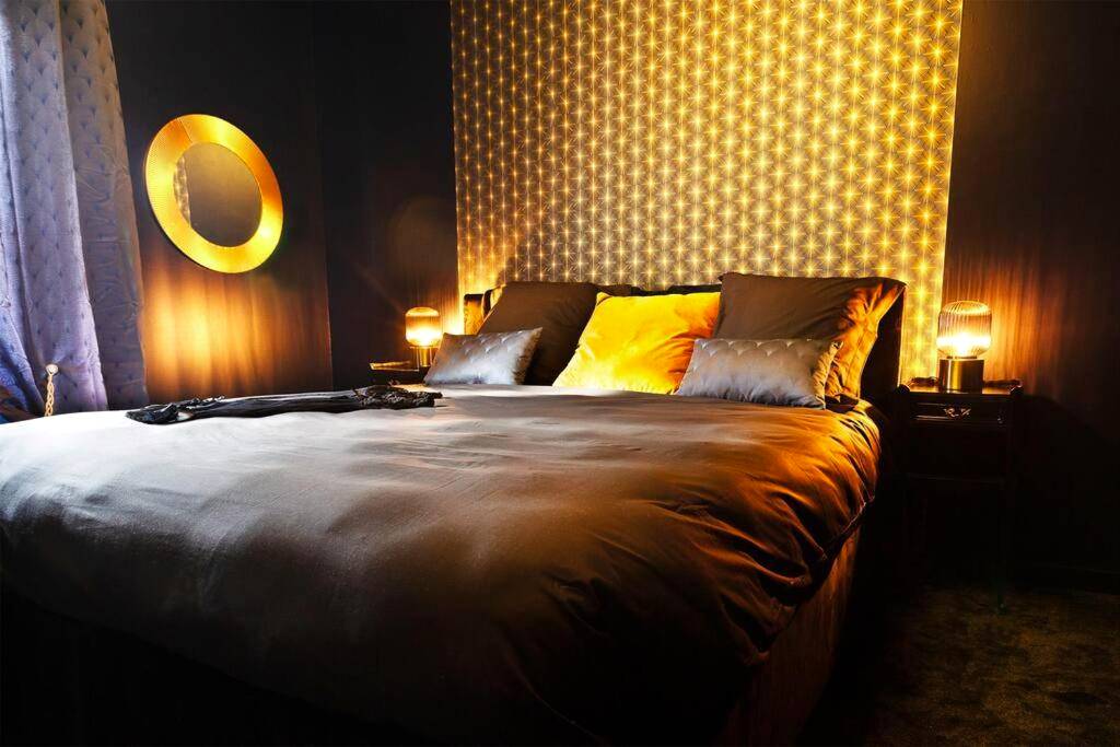 Lit double avec tête de lit lumineuse dorée - Love Room Guichen - Le Carré Rose - Love Room proche de Rennes