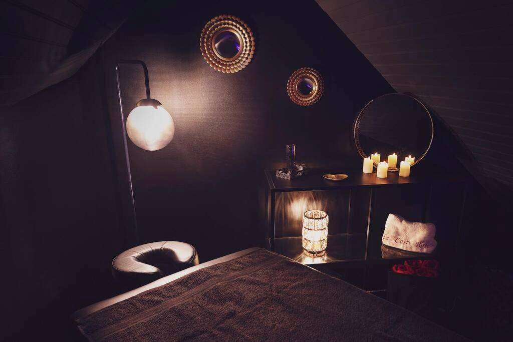 Table de massage dans ambiance tamisée - Le Carré Rose - Love Room proche de Rennes