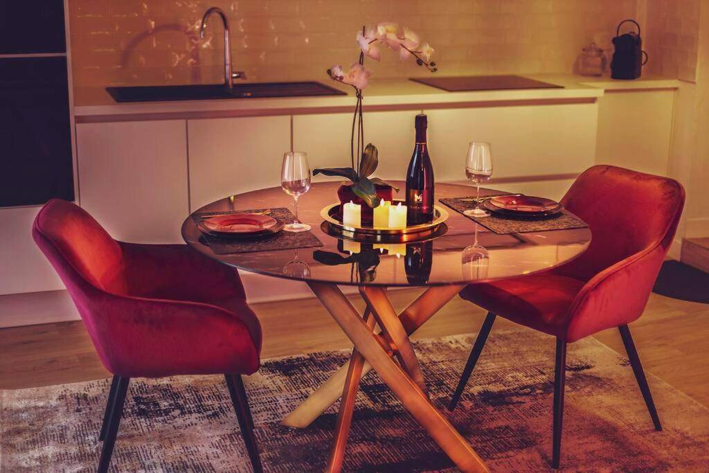 Espace dînatoire romantique avec bougies - Le Carré Rose - Love Room proche de Rennes