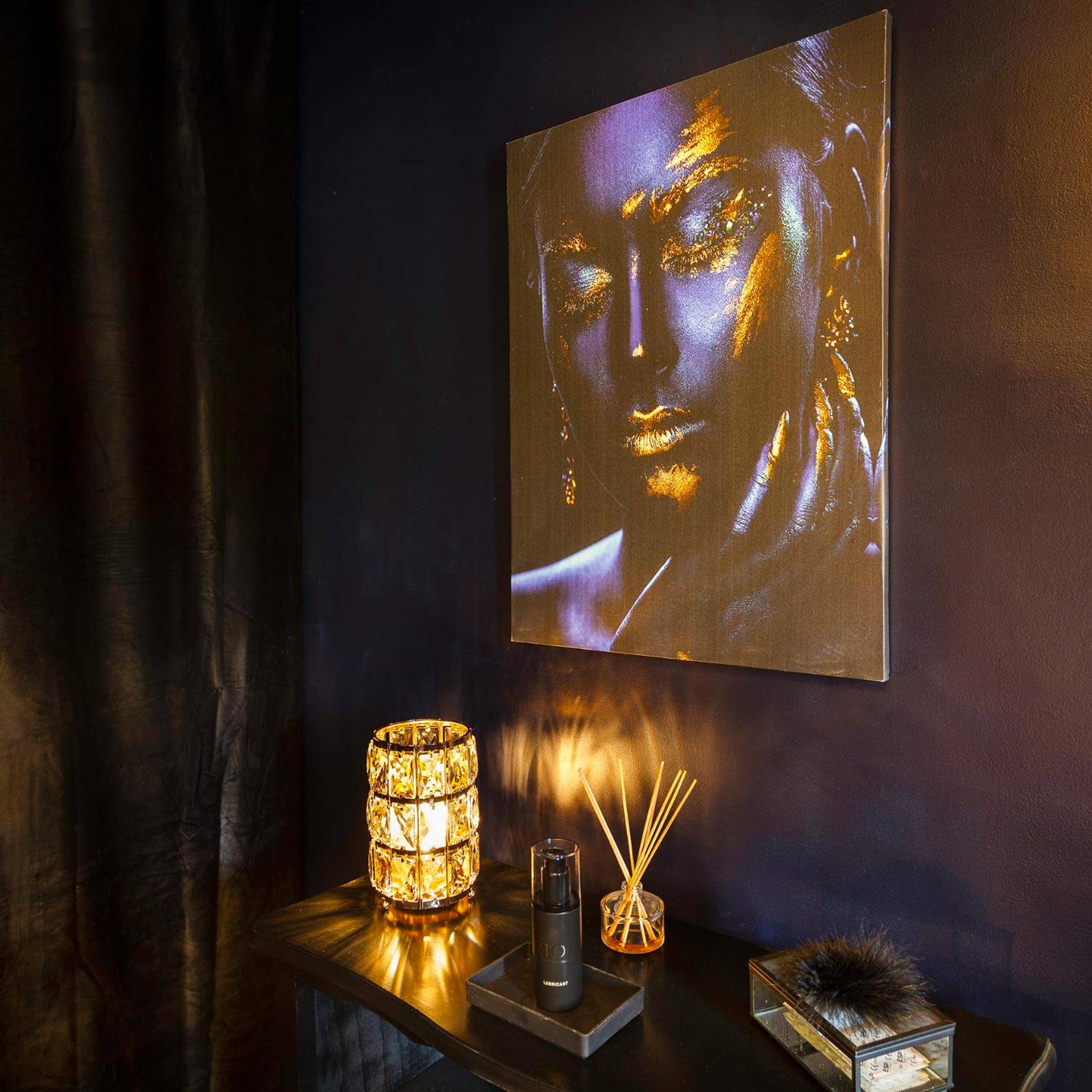 Tableau artistique et accessoires de bien - être - Le Carré Rose - Love Room proche de Rennes