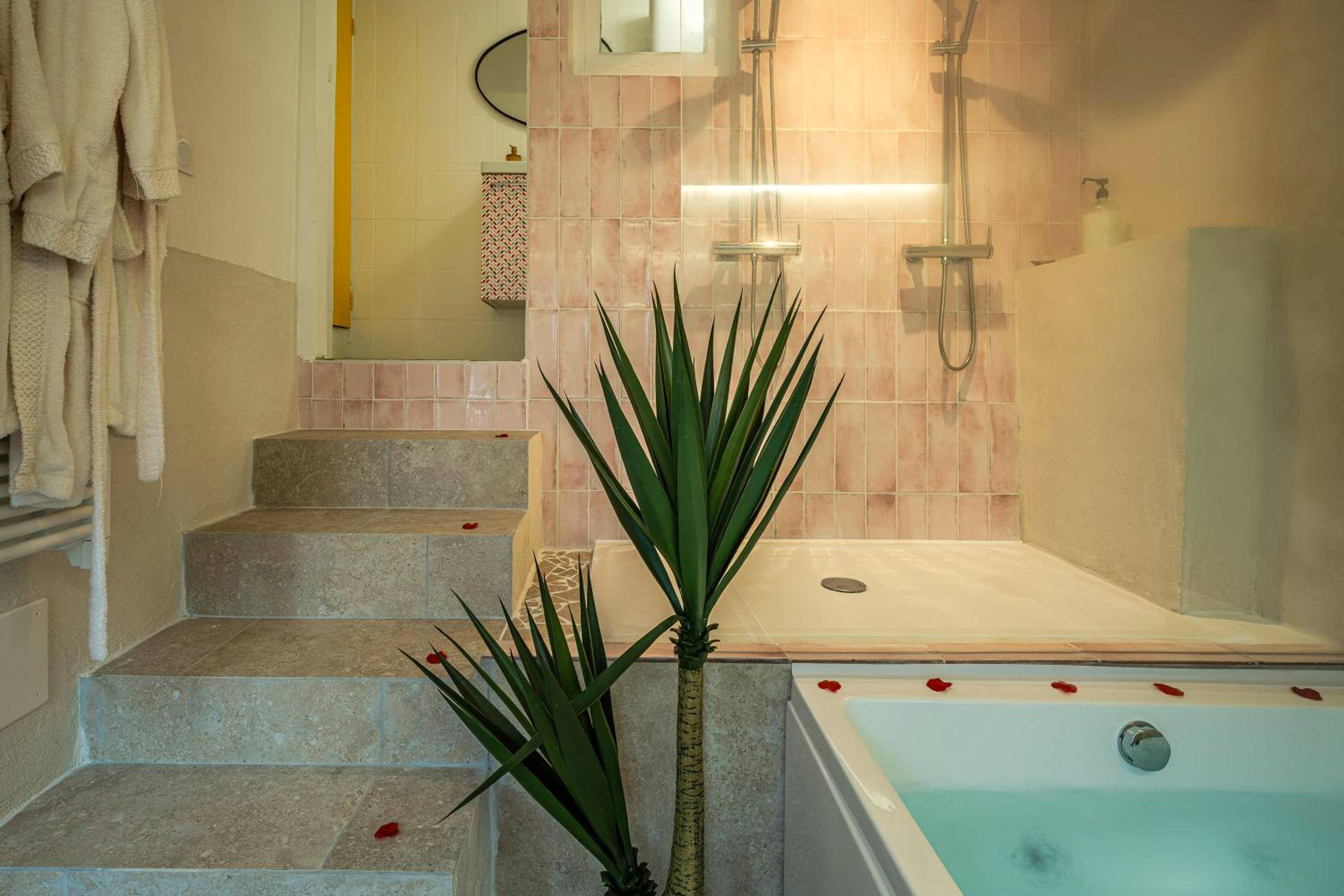 Baignoire balnéo et douche à l'italienne - Casa Amor Balnéo Sauna