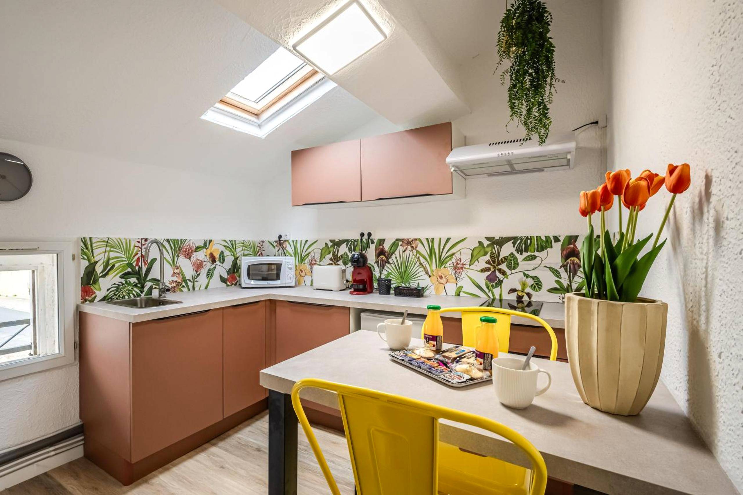 Cuisine équipée avec coin repas et fleurs - Casa Amor Balnéo Sauna