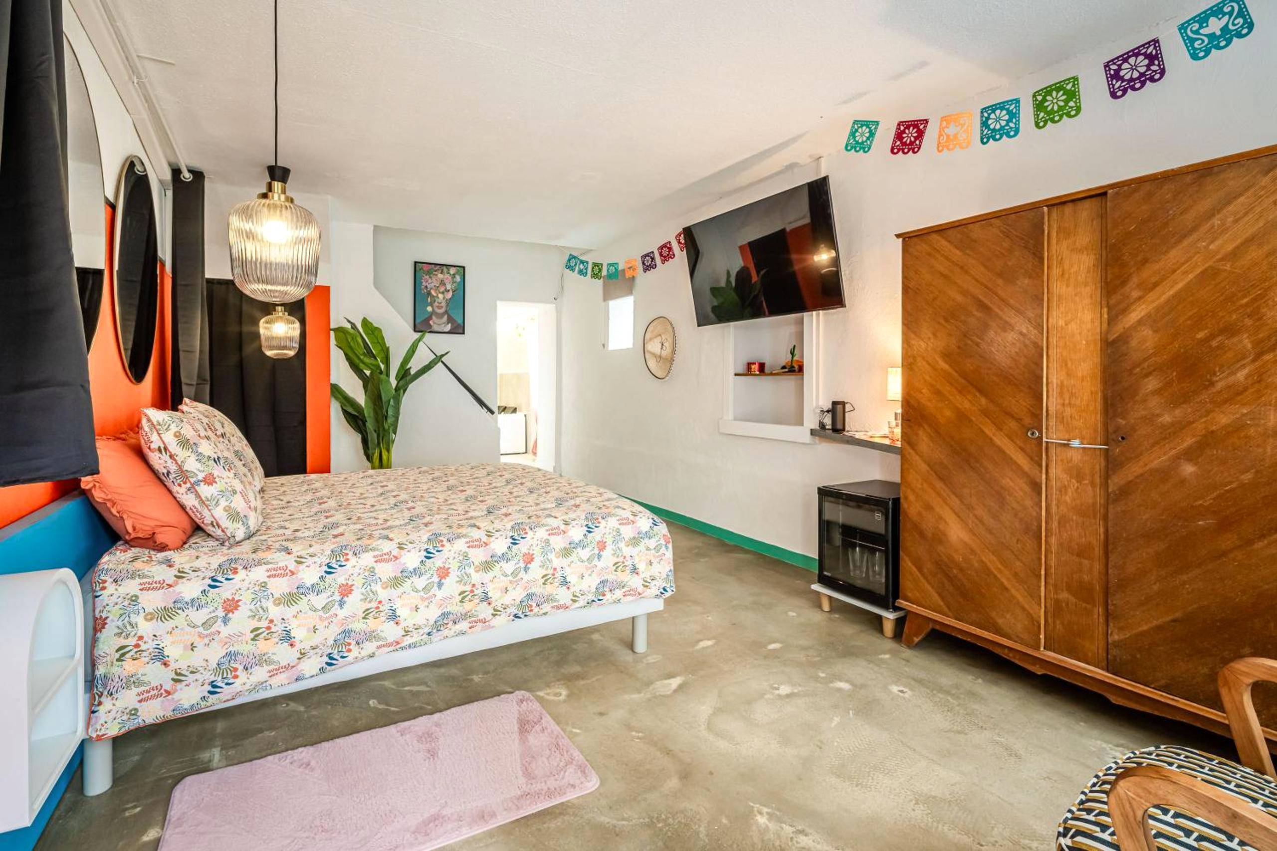 Chambre avec armoire en bois et télévision - Casa Amor Balnéo Sauna