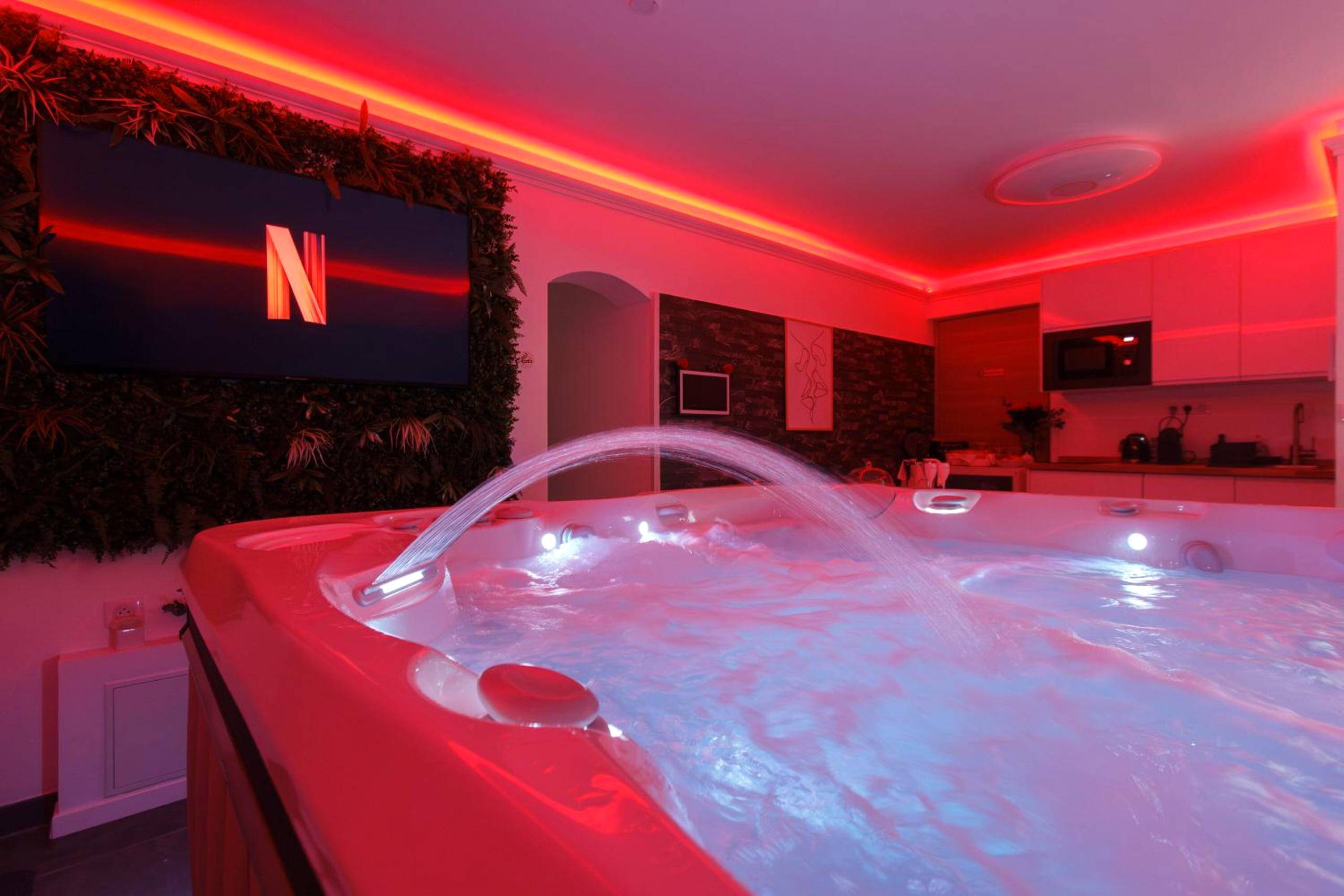 Jacuzzi privatif et écran géant sous néons rouges - Love Room Montfort - sur - Argens - CASA AMOR & SPA, appartement...