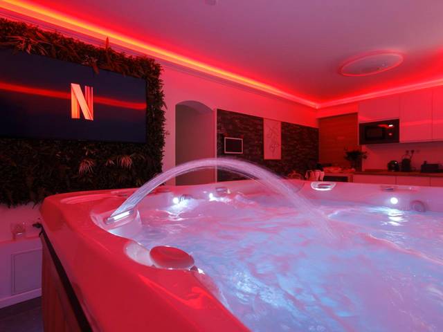 Jacuzzi privatif et écran géant sous néons rouges - Love Room Montfort - sur - Argens - CASA AMOR & SPA, appartement...