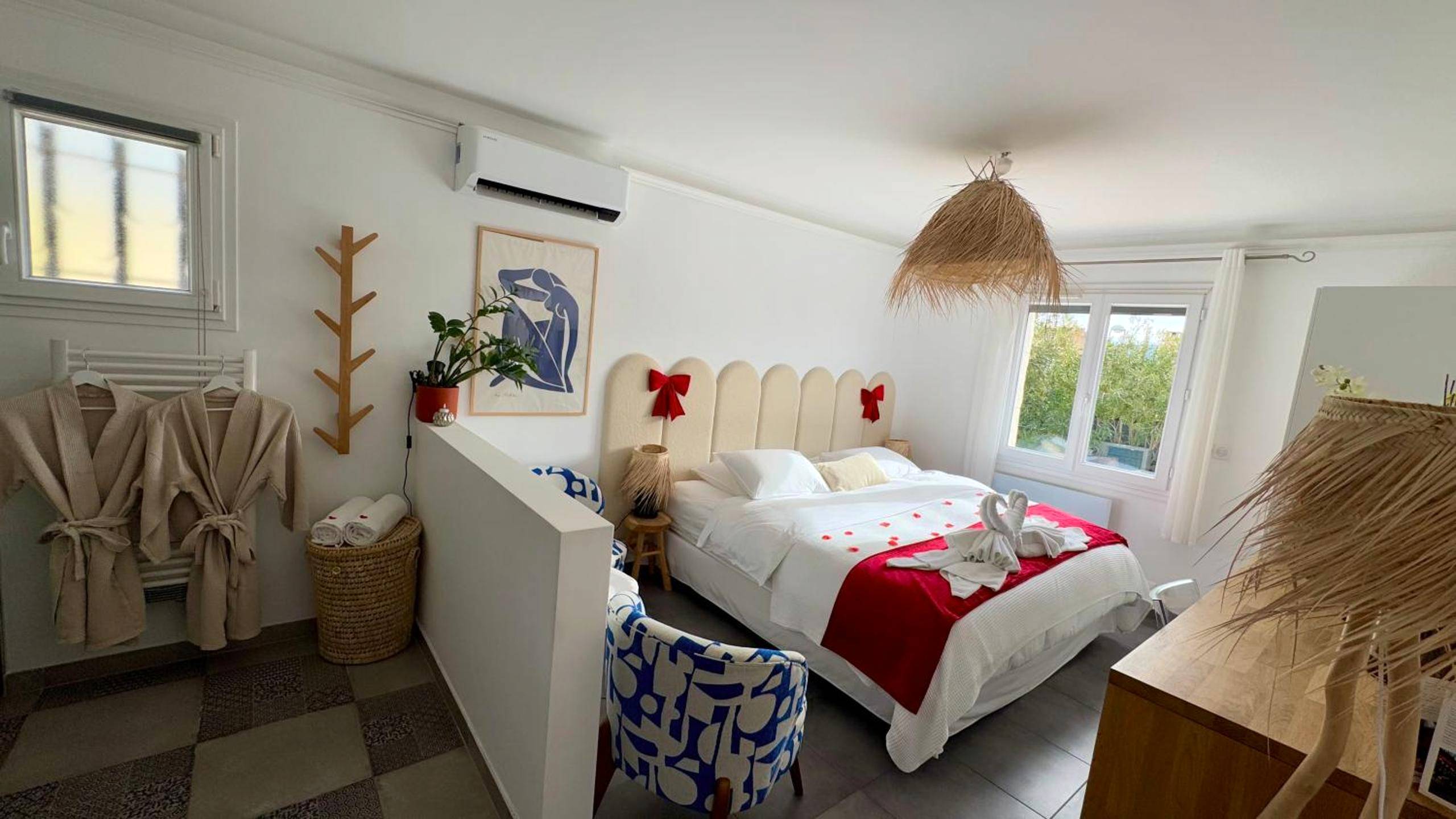 Chambre romantique avec lit décoré et peignoirs - CASA AMOR & SPA, appartement suite jacuzzi & piscine chauffée