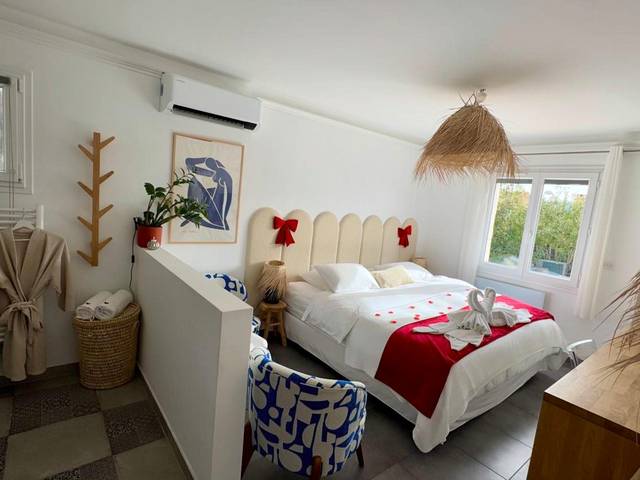 Chambre romantique avec lit décoré et peignoirs - CASA AMOR & SPA, appartement suite jacuzzi & piscine chauffée