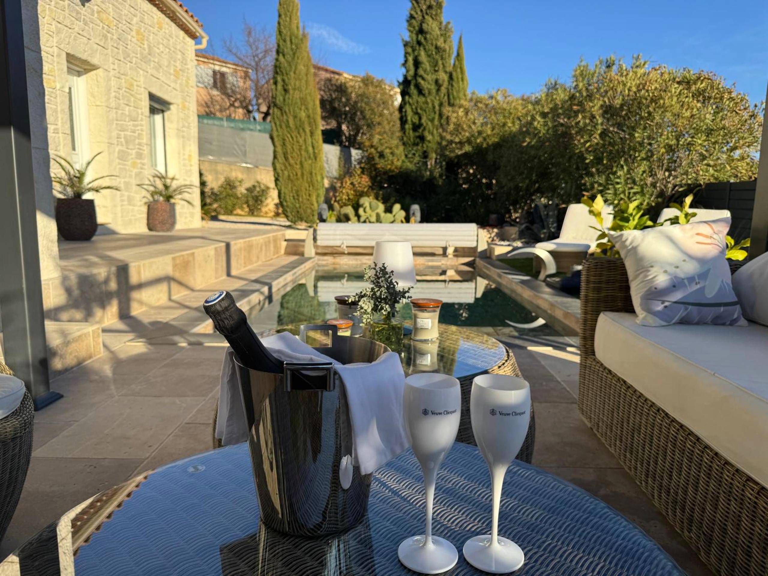 Terrasse avec piscine et seau à champagne - CASA AMOR & SPA, appartement suite jacuzzi & piscine chauffée