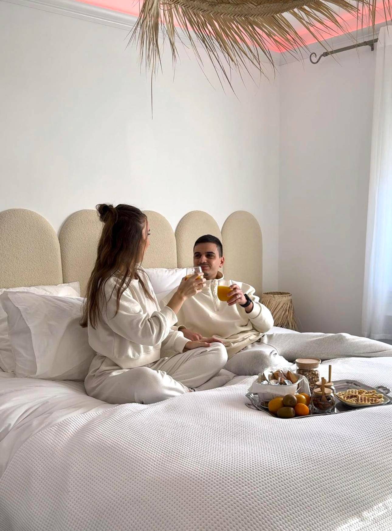 Petit - déjeuner au lit pour deux personnes - CASA AMOR & SPA, appartement suite jacuzzi & piscine chauffée