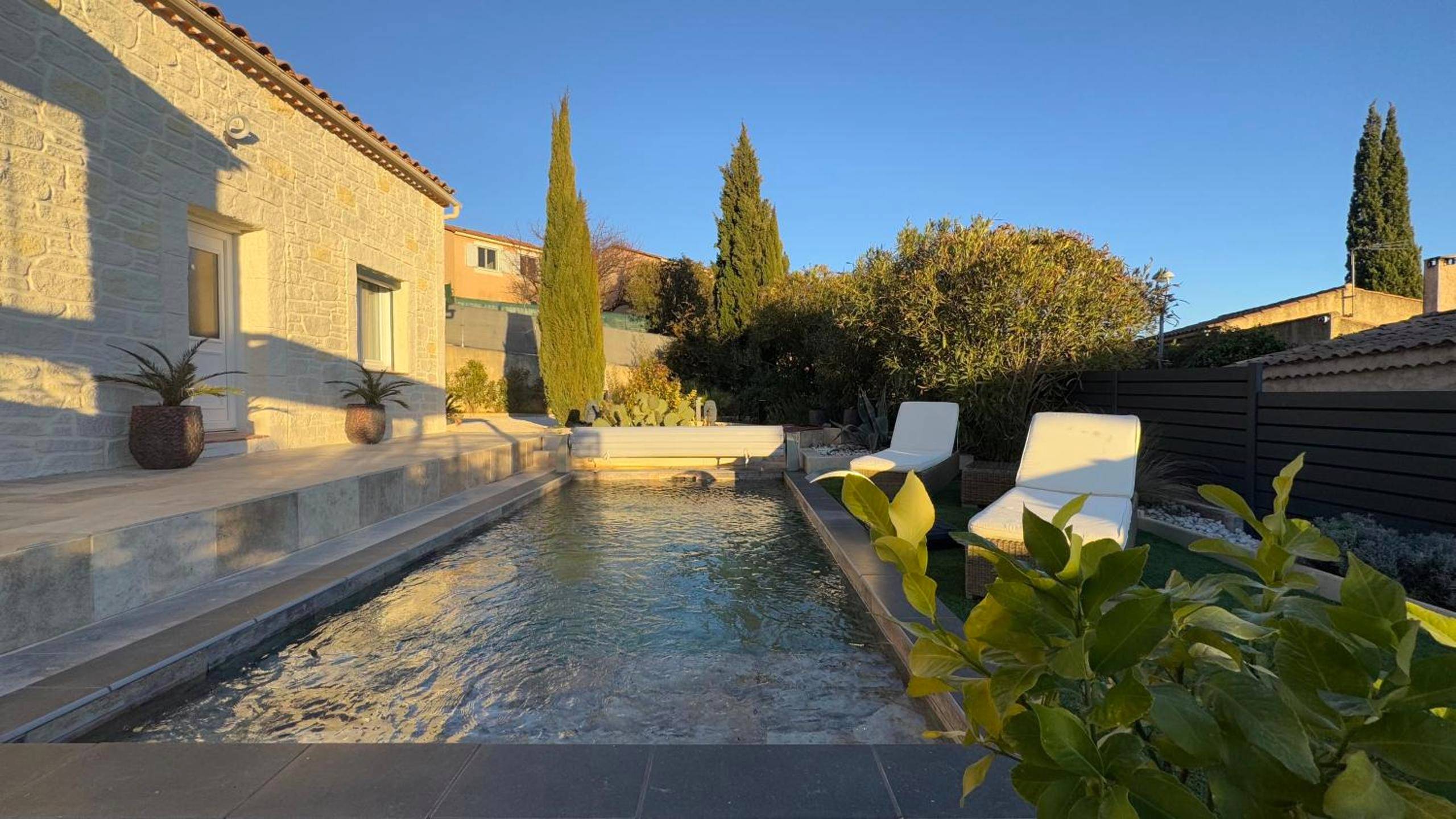 Piscine extérieure avec transats et jardin - CASA AMOR & SPA, appartement suite jacuzzi & piscine chauffée