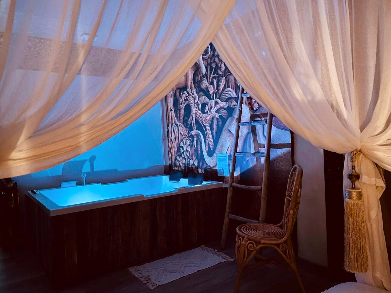 Jacuzzi privatif sous voilages blancs - Love Room Wingles - Chambre & Spa "La Casa Blue"