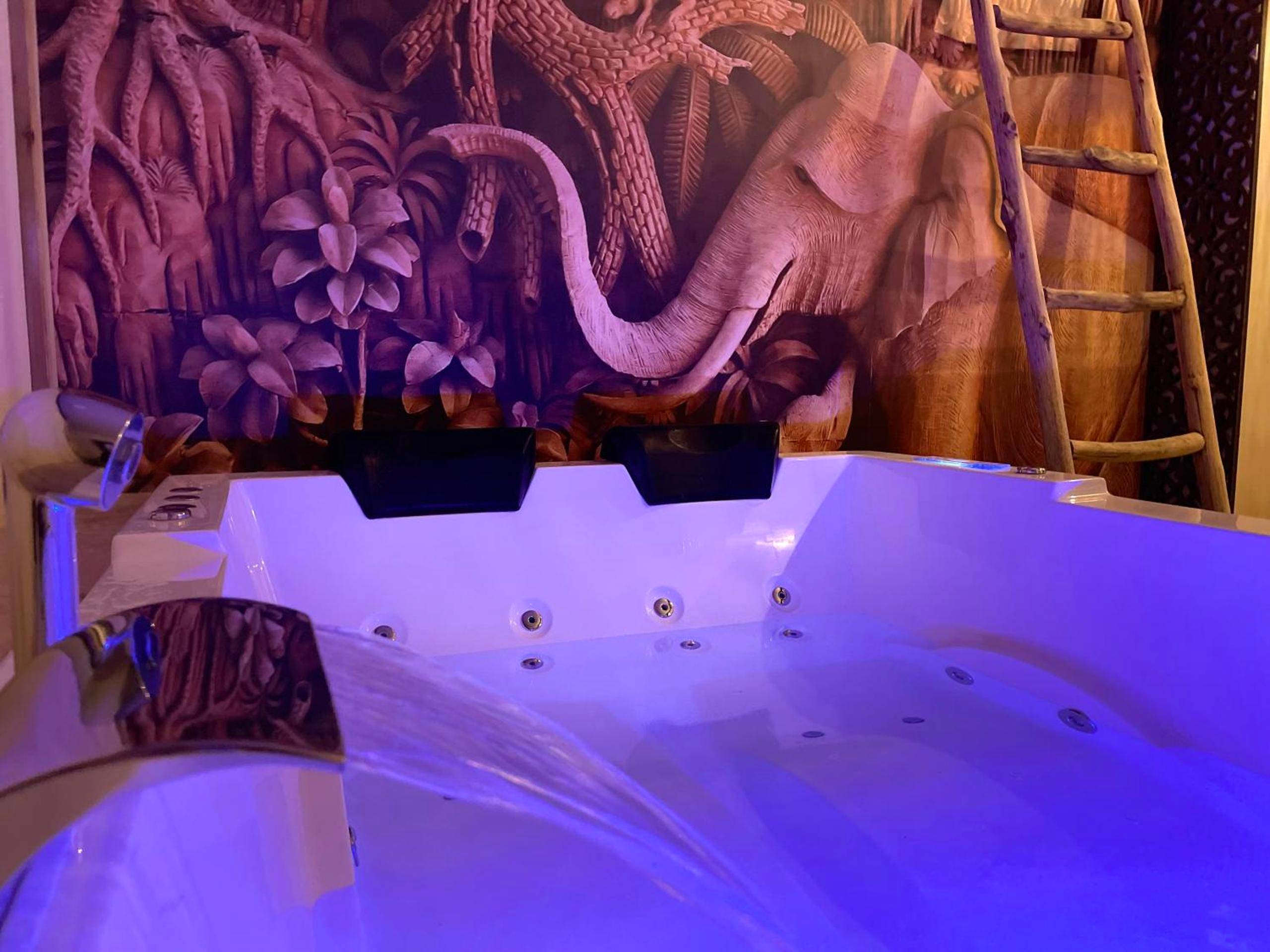 Baignoire balnéo avec cascade lumineuse bleue - Chambre & Spa "La Casa Blue"
