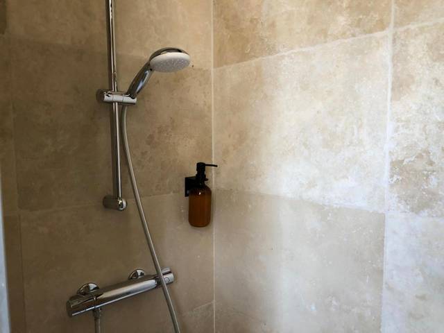 Douche avec mitigeur chromé et mur en travertin - Chambre & Spa "La Casa Blue"