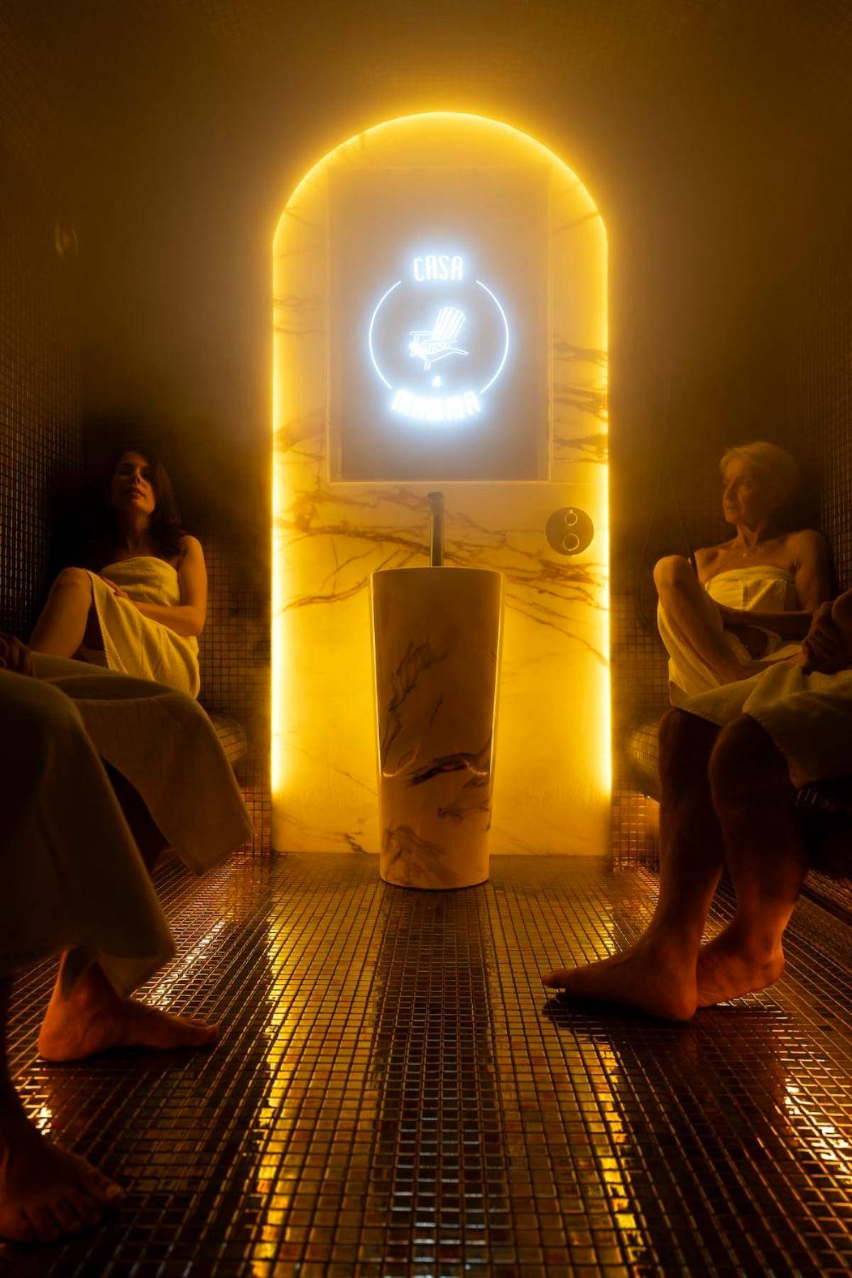 Hammam avec éclairage doré et vasque en marbre - Love Room Trélazé - Casa di Mamma