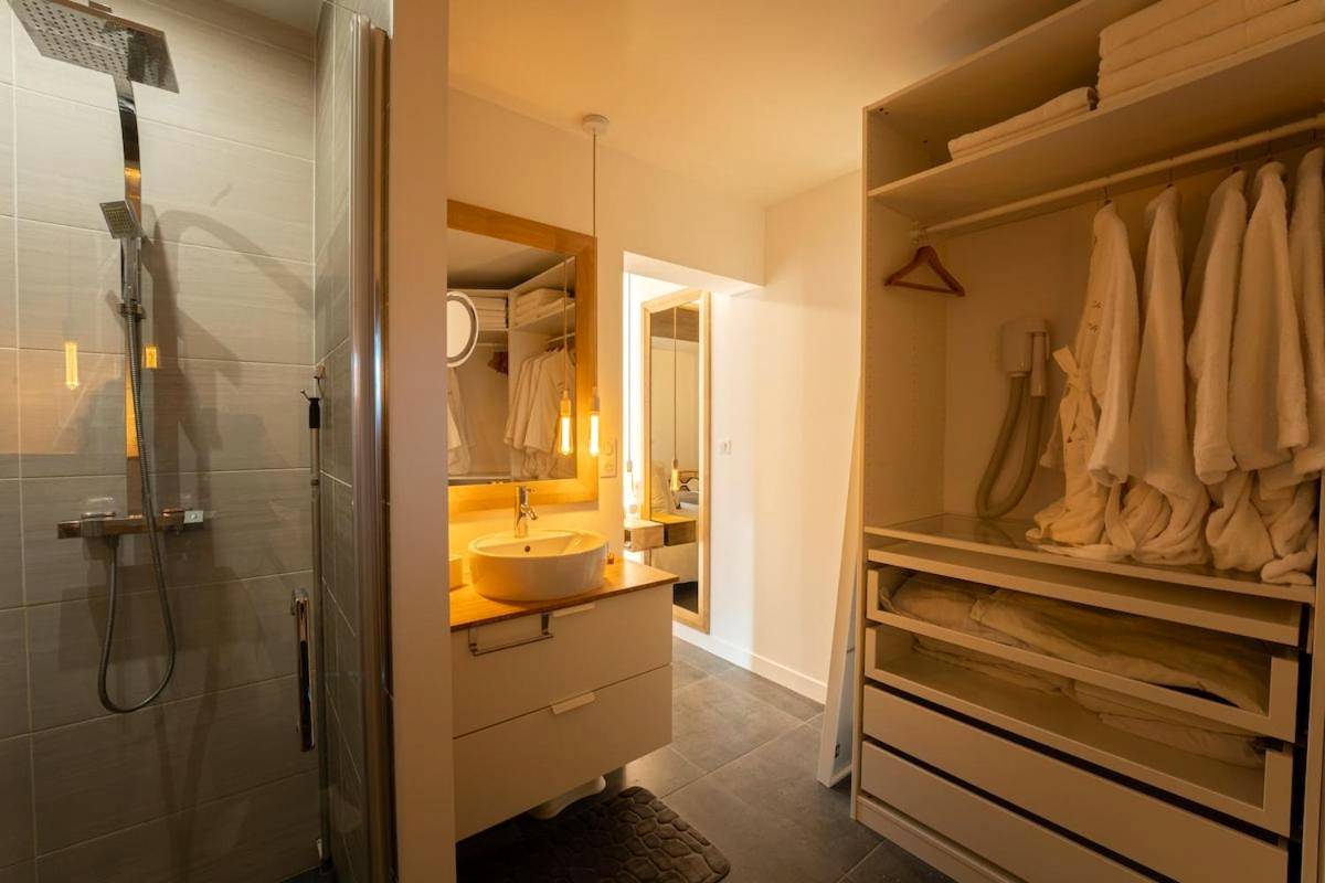 Salle d'eau moderne avec douche et peignoirs - Casa di Mamma