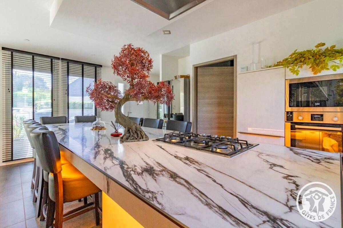 Cuisine équipée avec grand îlot en marbre - Casa di Mamma