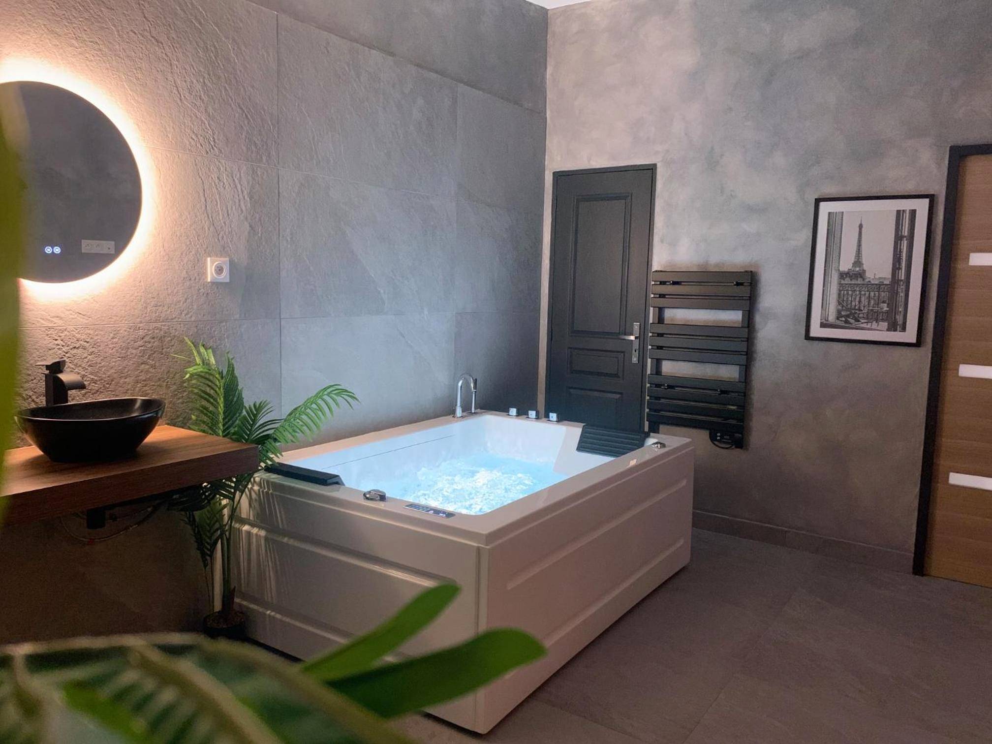 Baignoire balnéo avec miroir rétroéclairé - Love Room Amiens - CASA DOLCE