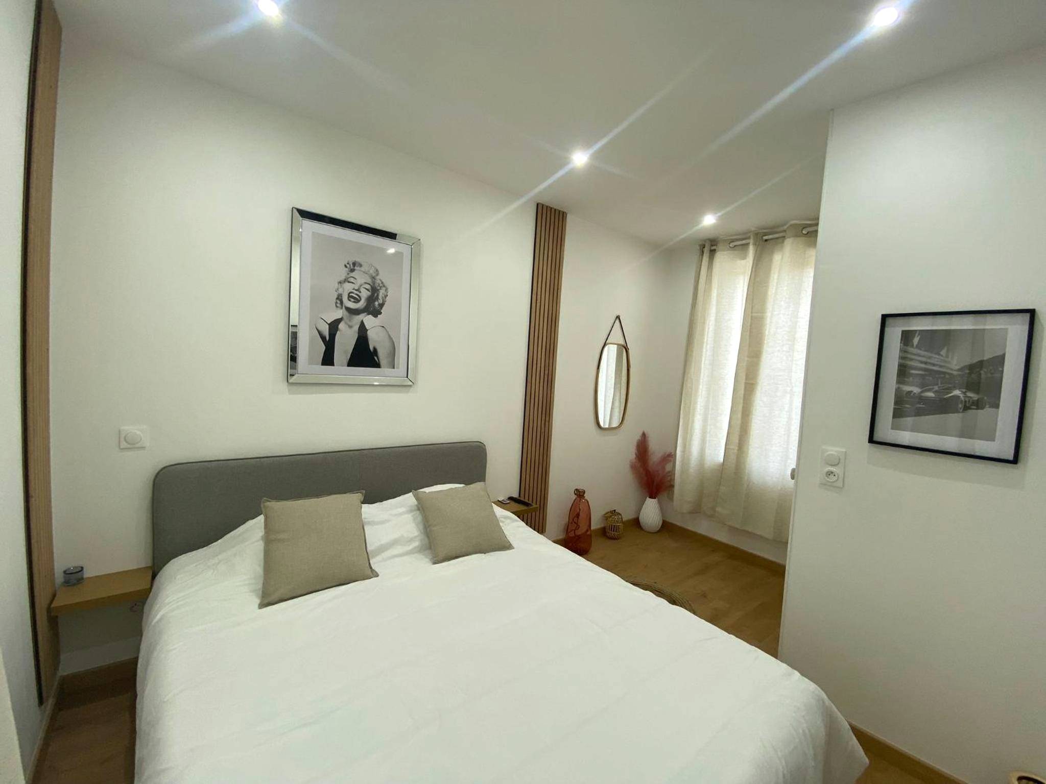Chambre avec lit double et portraits muraux - CASA DOLCE