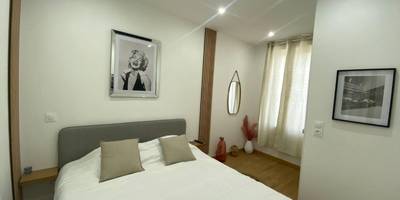 Chambre avec lit double et portraits muraux - CASA DOLCE