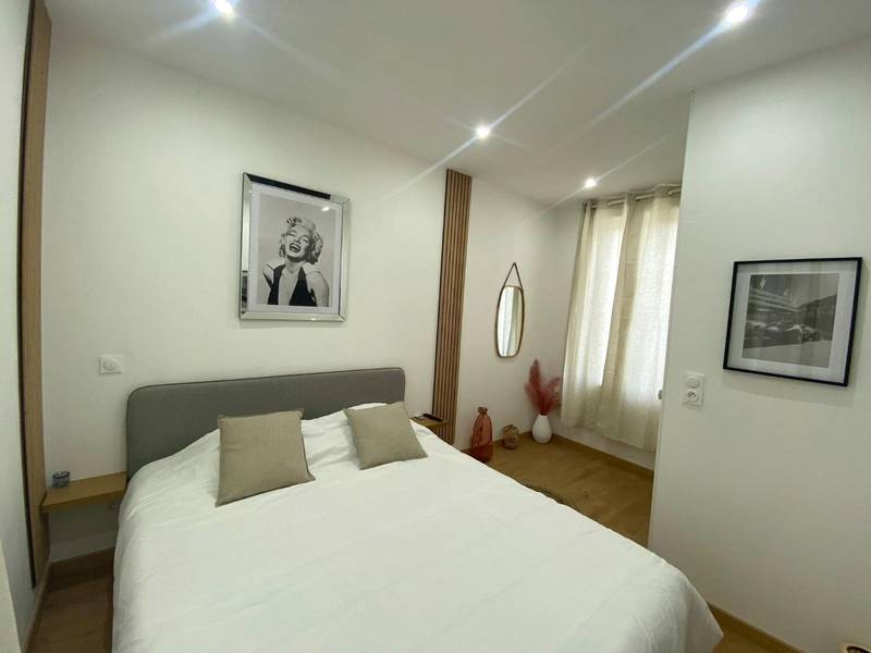 Chambre avec lit double et portraits muraux - CASA DOLCE