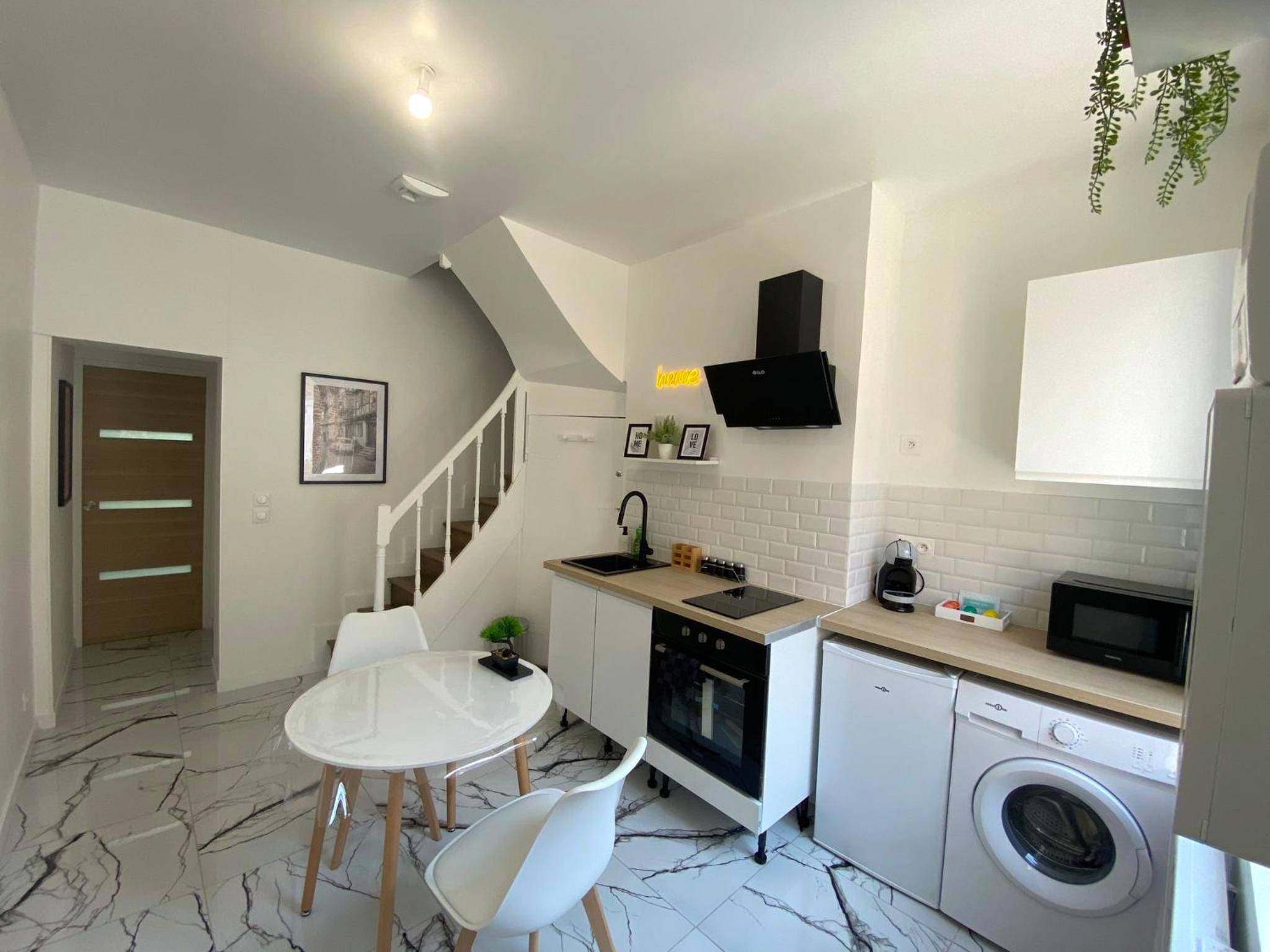 Cuisine équipée avec coin repas et lave - linge - CASA DOLCE