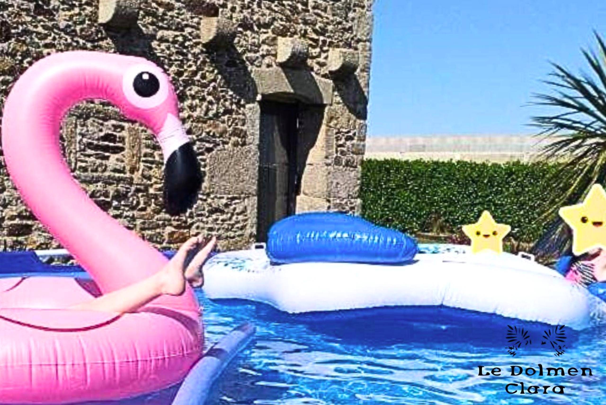 Piscine extérieure avec bouée flamant rose - La Casa du Dolmen Clara, balnéo privée, entre terre et mer