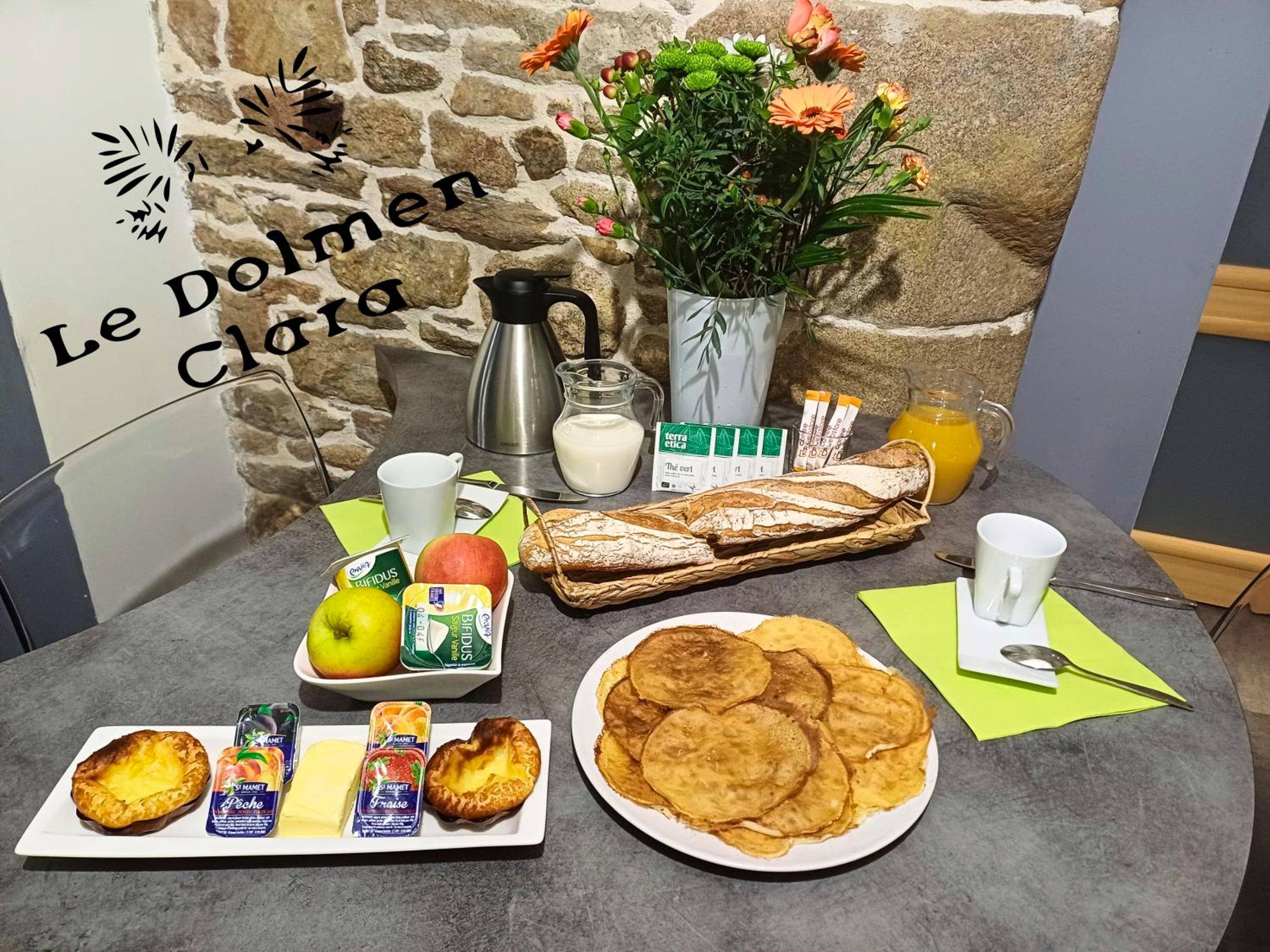 Petit - déjeuner complet servi sur table ronde - La Casa du Dolmen Clara, balnéo privée, entre terre et mer
