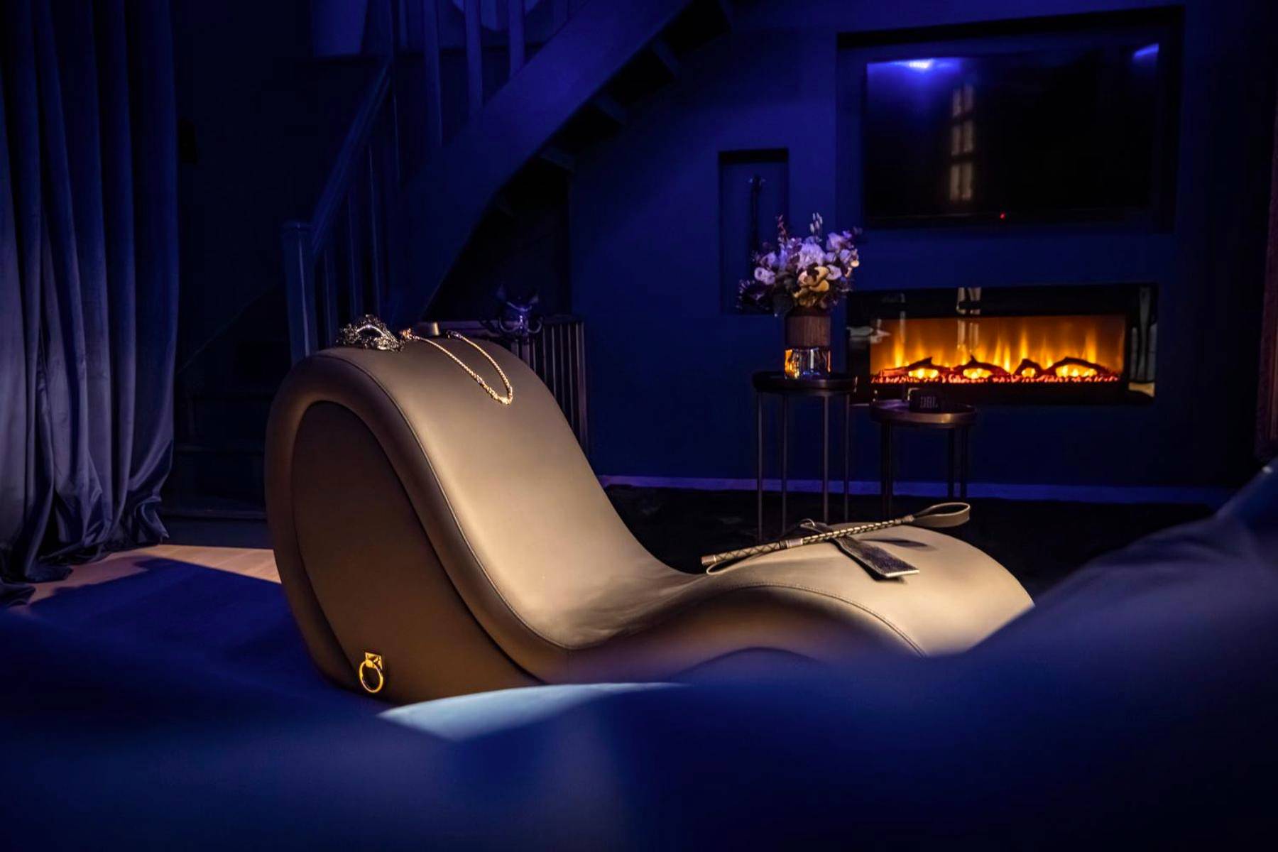 Fauteuil tantrique et cheminée électrique - Love Room Quincy - Voisins - Casa Love - Love Room