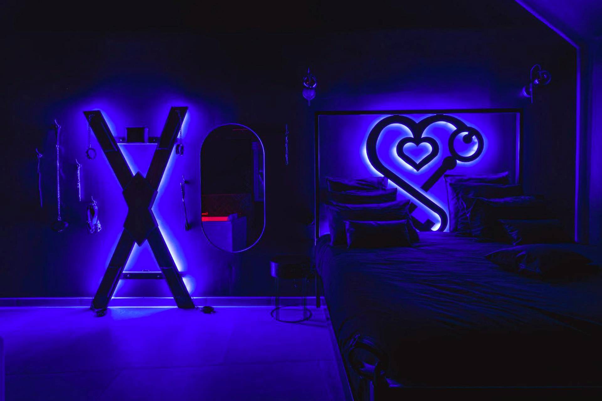 Lit double avec tête de lit cœur lumineuse - Casa Love - Love Room